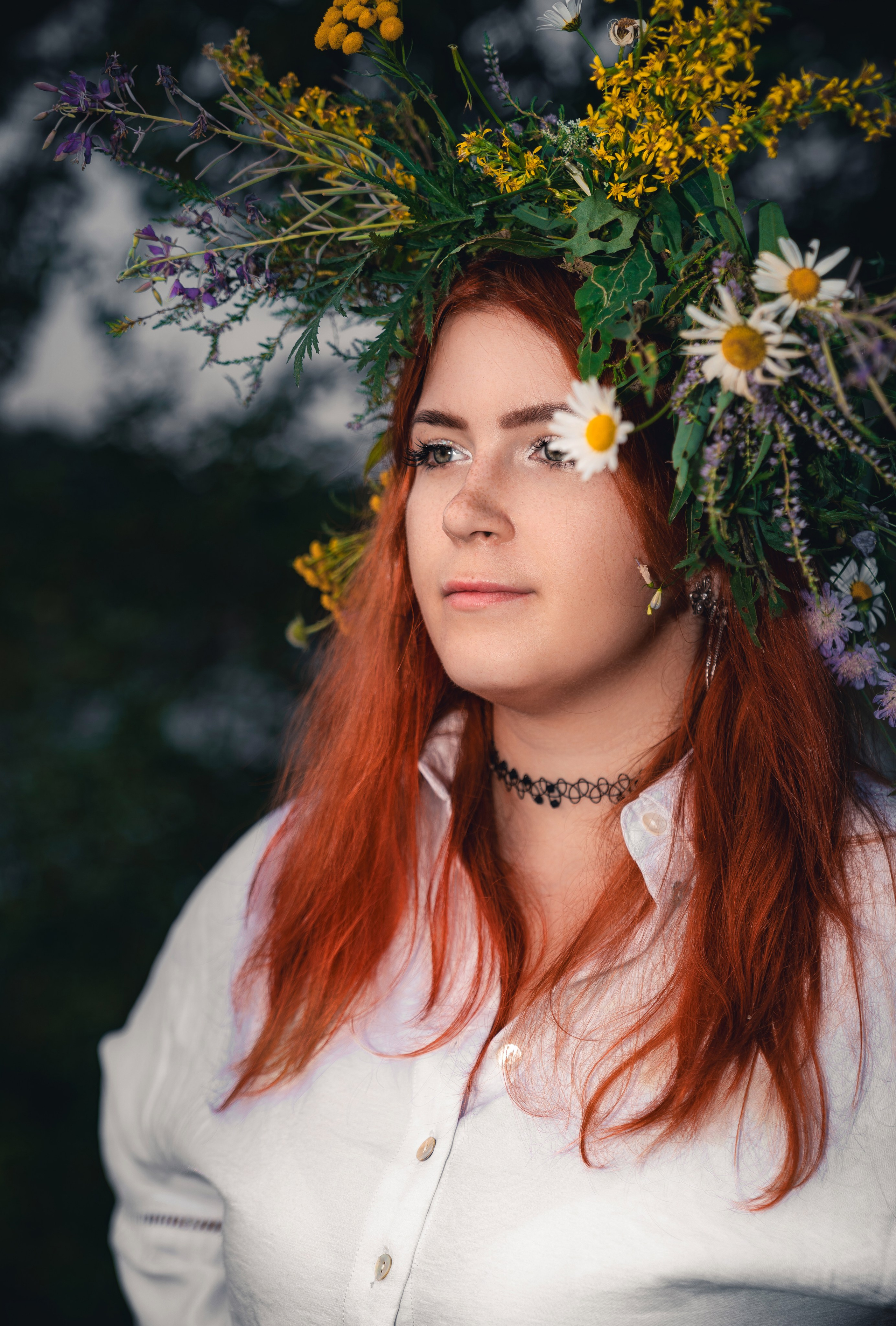 Нежный вечерний портрет с цветочным венком: рыжеволосая девушка в длинной льняной рубашке, поле, мягкий закатный свет.