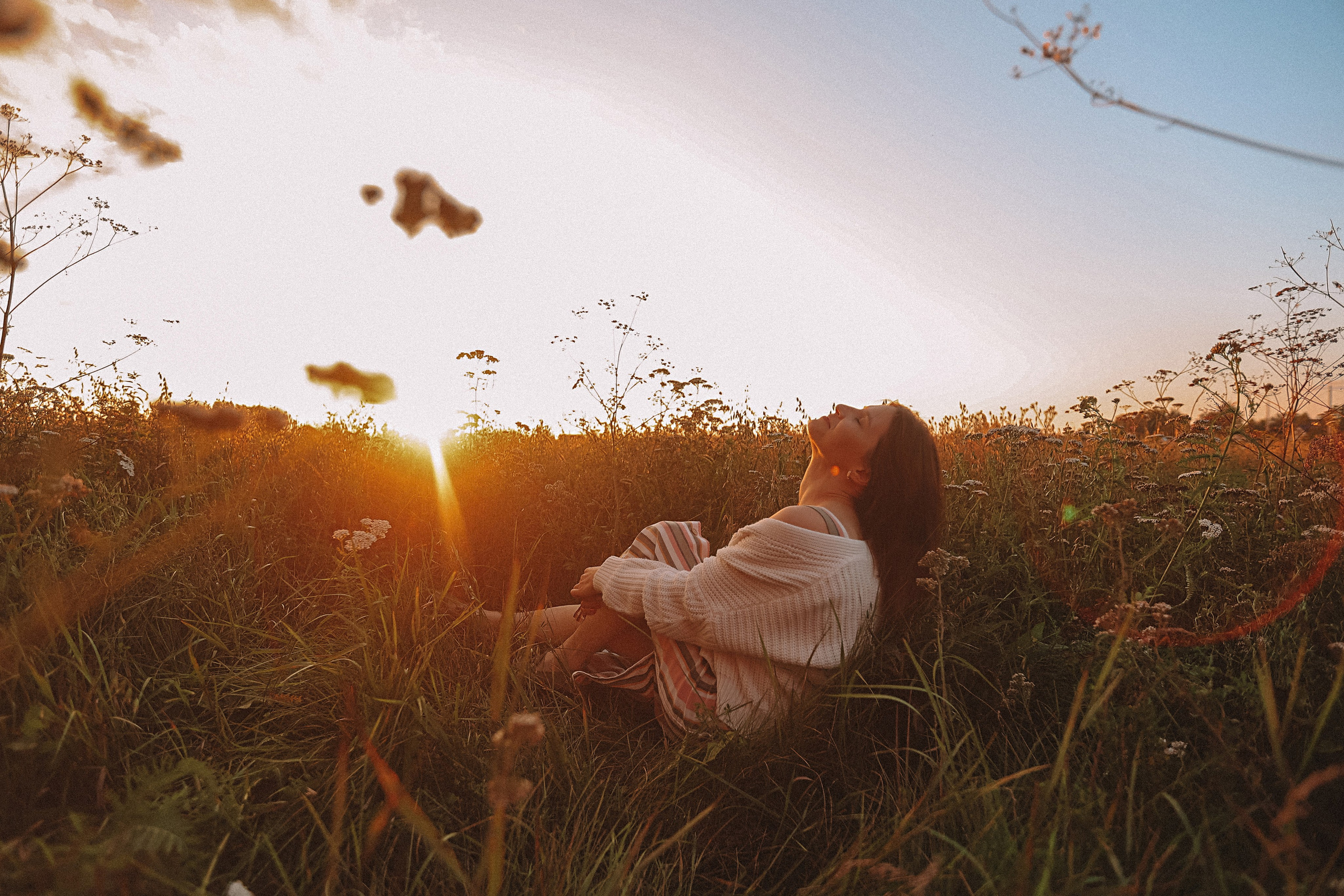 Поле love story на закате. Семейный фотограф Тюмень, фотограф на роды Салмина Мария