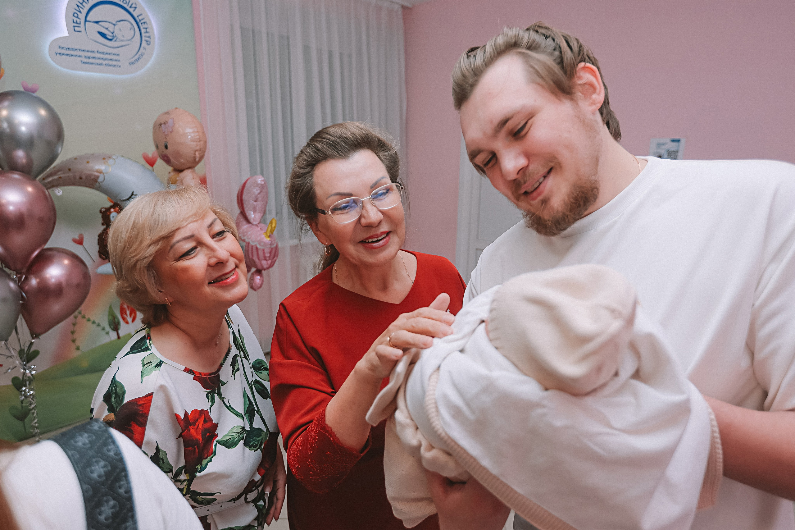 Выписка палата+внизу ПЦЭ. Семейный фотограф Тюмень, фотограф на роды Салмина Мария