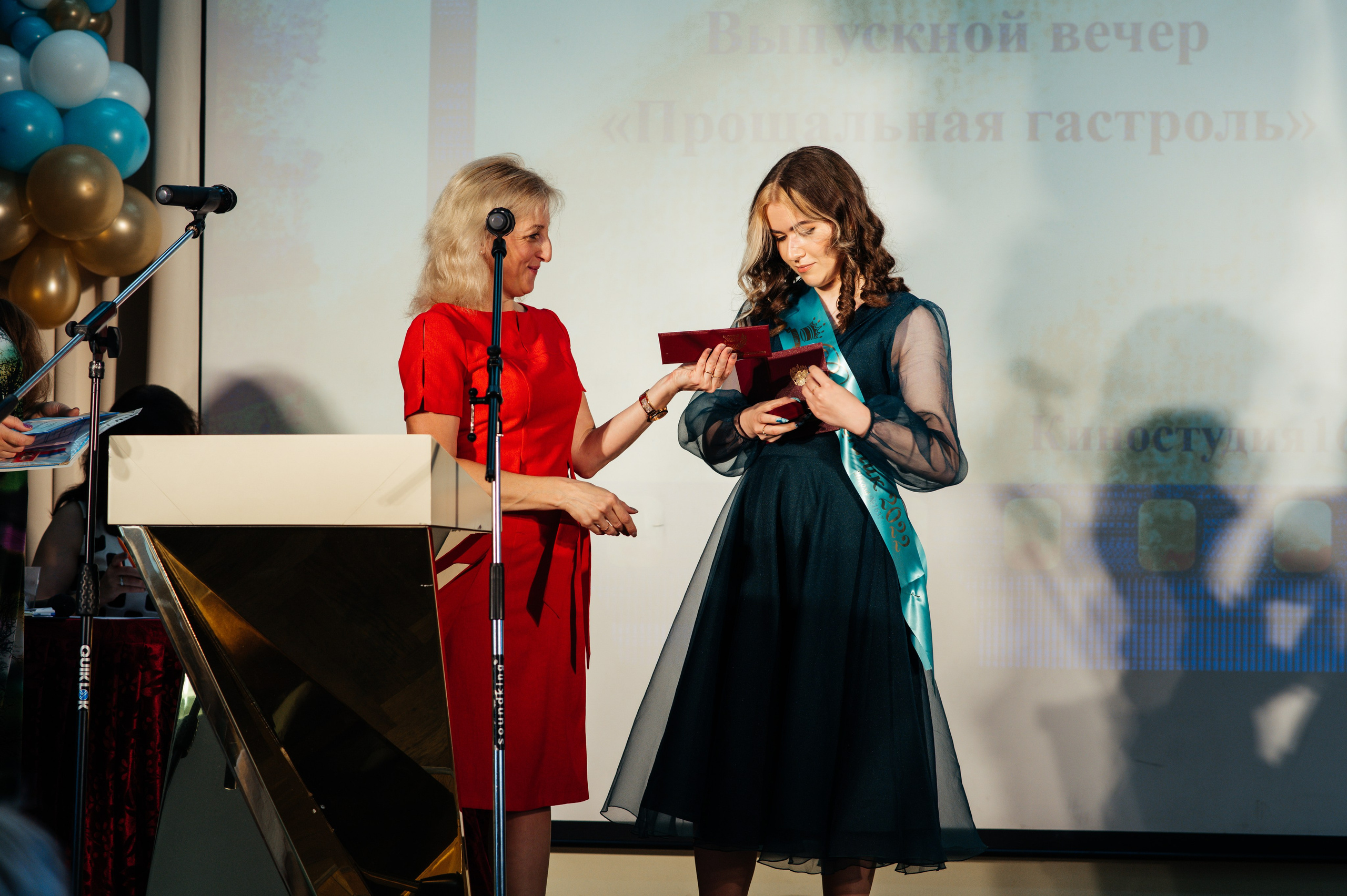 Вручение аттестатов. Выпускные альбомы в Подольске Москве и МО