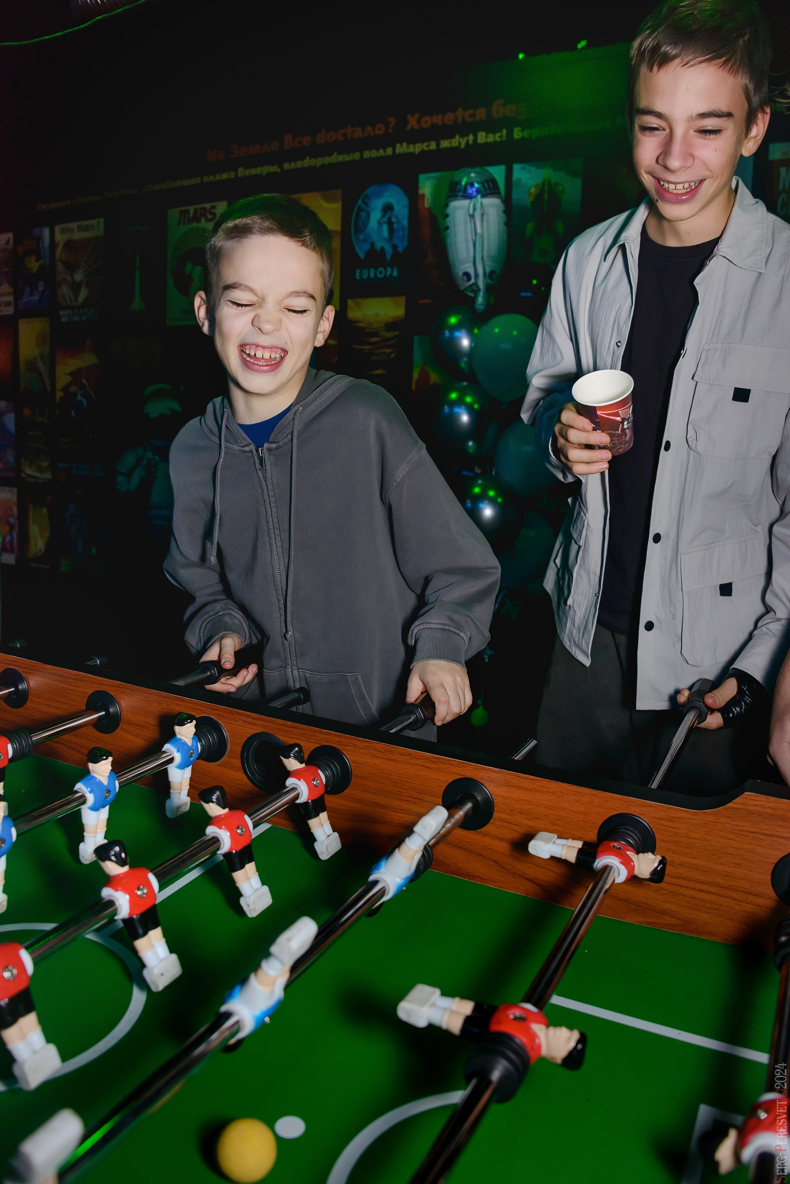 День рождения — шоу 2024-25: мафия, сахарная вата, бумажная дискотека, пиньята, зеркальный лабиринт. Ваш фотограф на праздник в Москве, Раменском, Жуковском, Люберцах