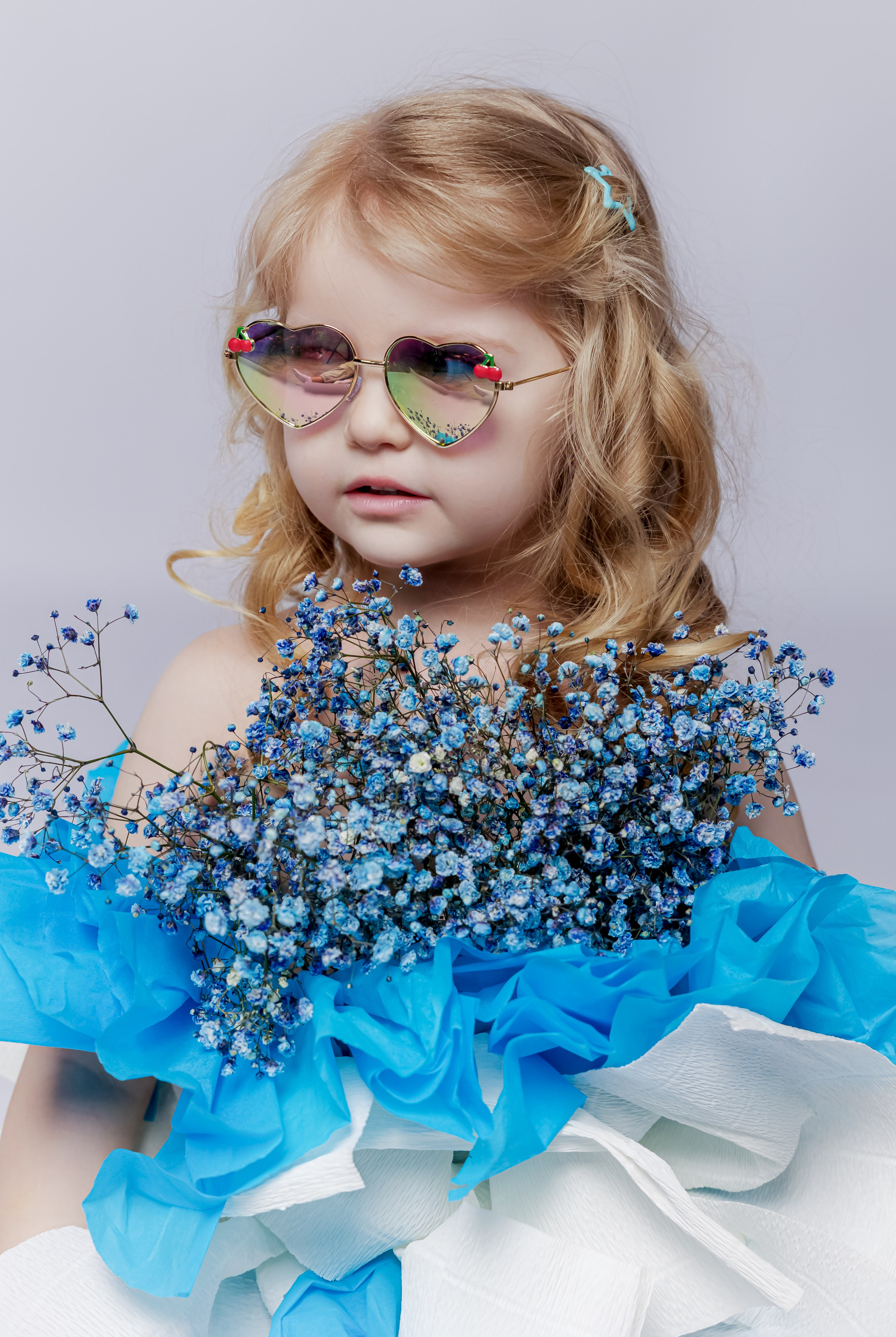 Цветочная фотосессия двух сестер в студии