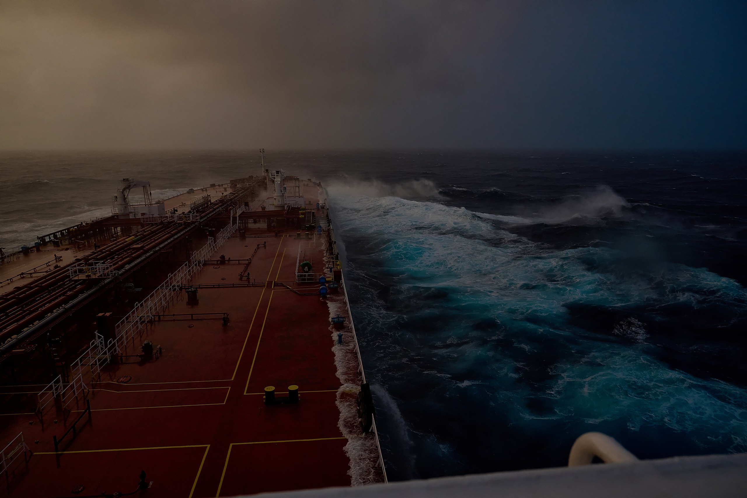 танкер в грузу в шторм