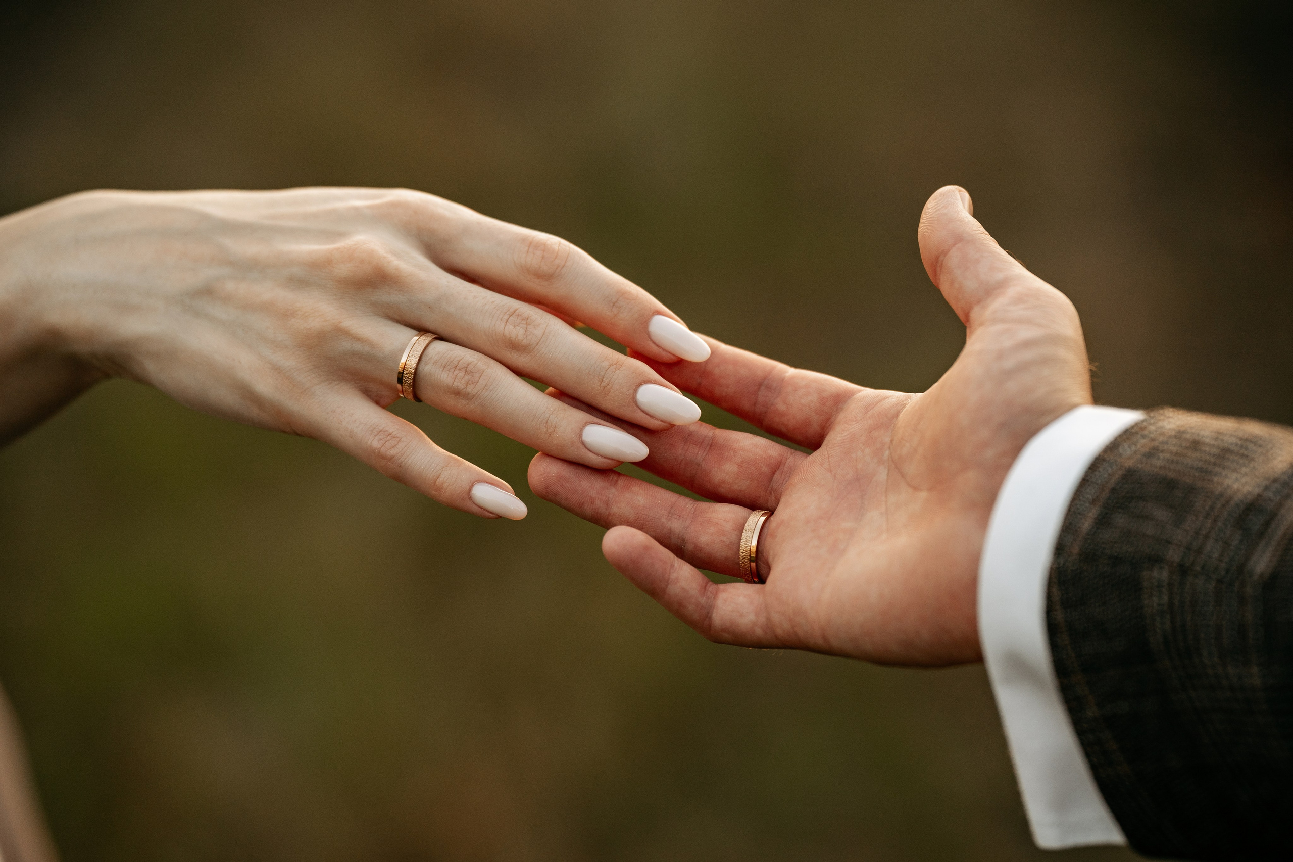 Свадебный фотограф Анапа ловит интимные моменты между молодоженами в уединенных уголках.