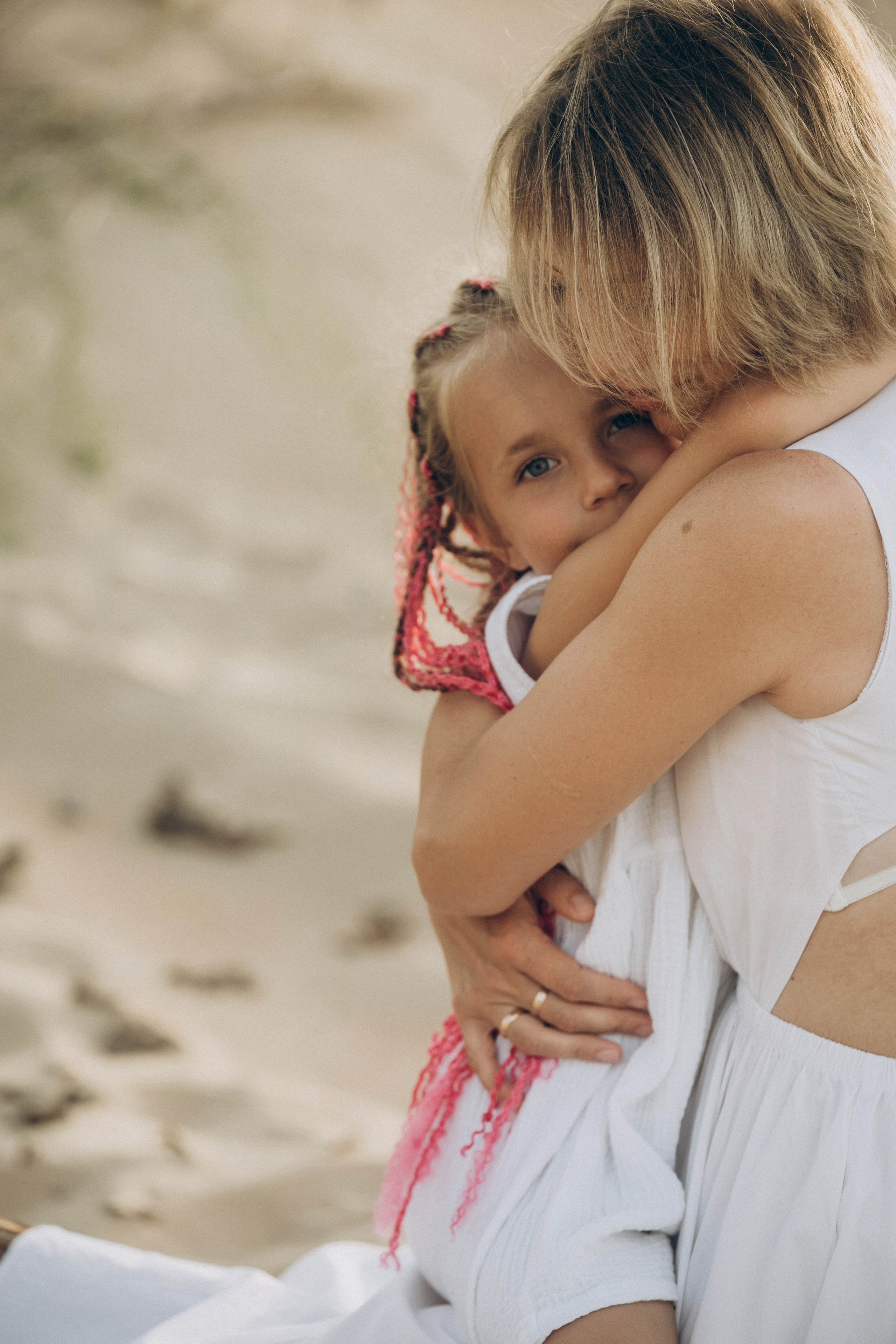 Игра с солнечными бликами: фотограф Голубицкая сняла, как мама и дочь ловят отражения на ладонях  