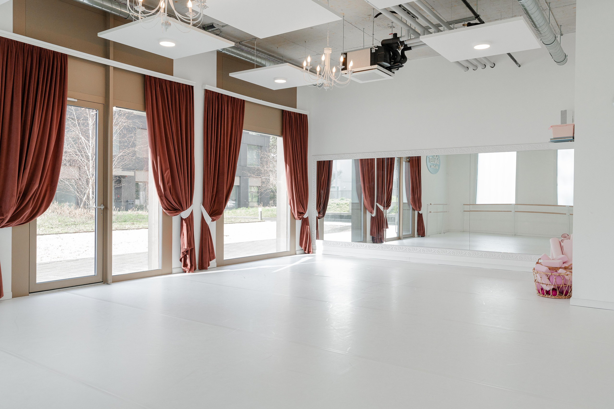 Commercial Photographer Geneva | Interior, Business & Restaurant Photography. Professional Wedding Photographer Geneva & Romande Switzerland | Tanya Creator