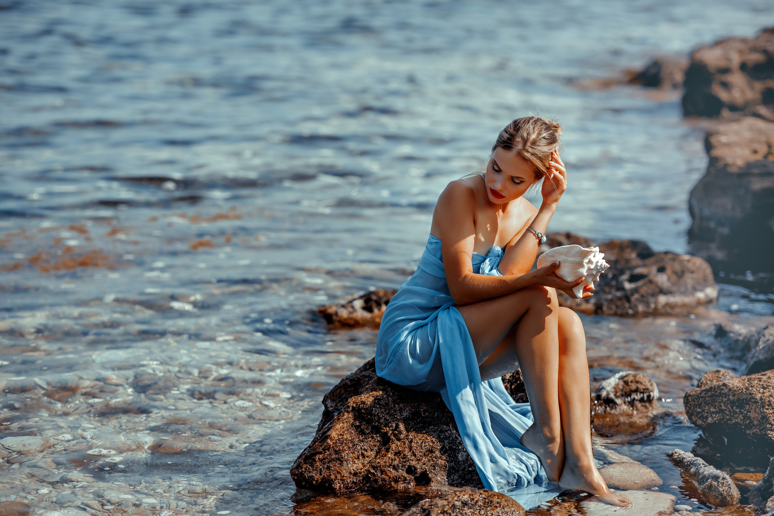 Выездная фотосессия в скалах у моря. Фотограф-стилист Крым Прокат одежды в Крыму. Фотосессии в Крыму