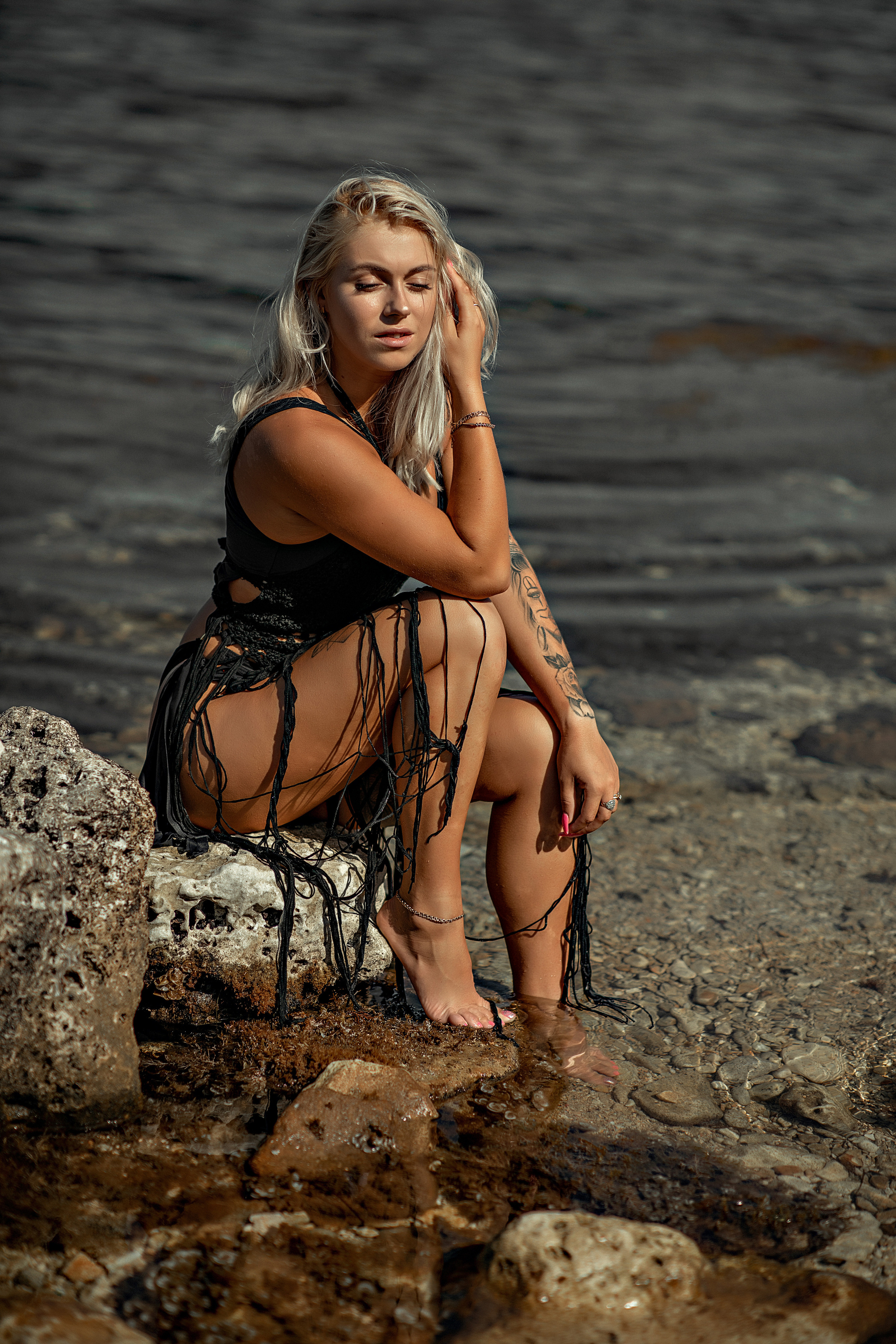 Выездная фотосессия в скалах у моря. Фотограф-стилист Крым Прокат одежды в Крыму. Фотосессии в Крыму