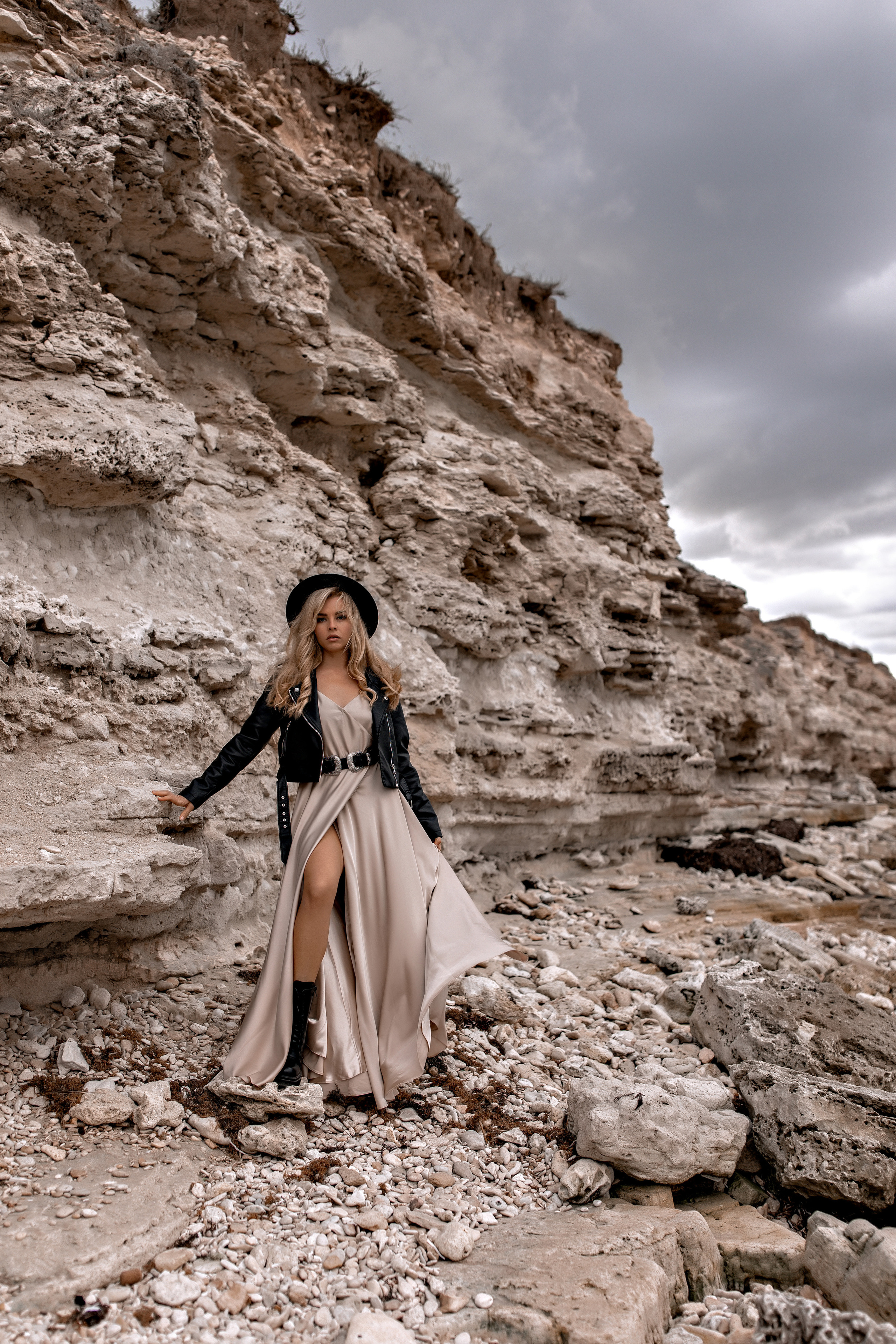 Выездная фотосессия в скалах у моря. Фотограф-стилист Крым Прокат одежды в Крыму. Фотосессии в Крыму