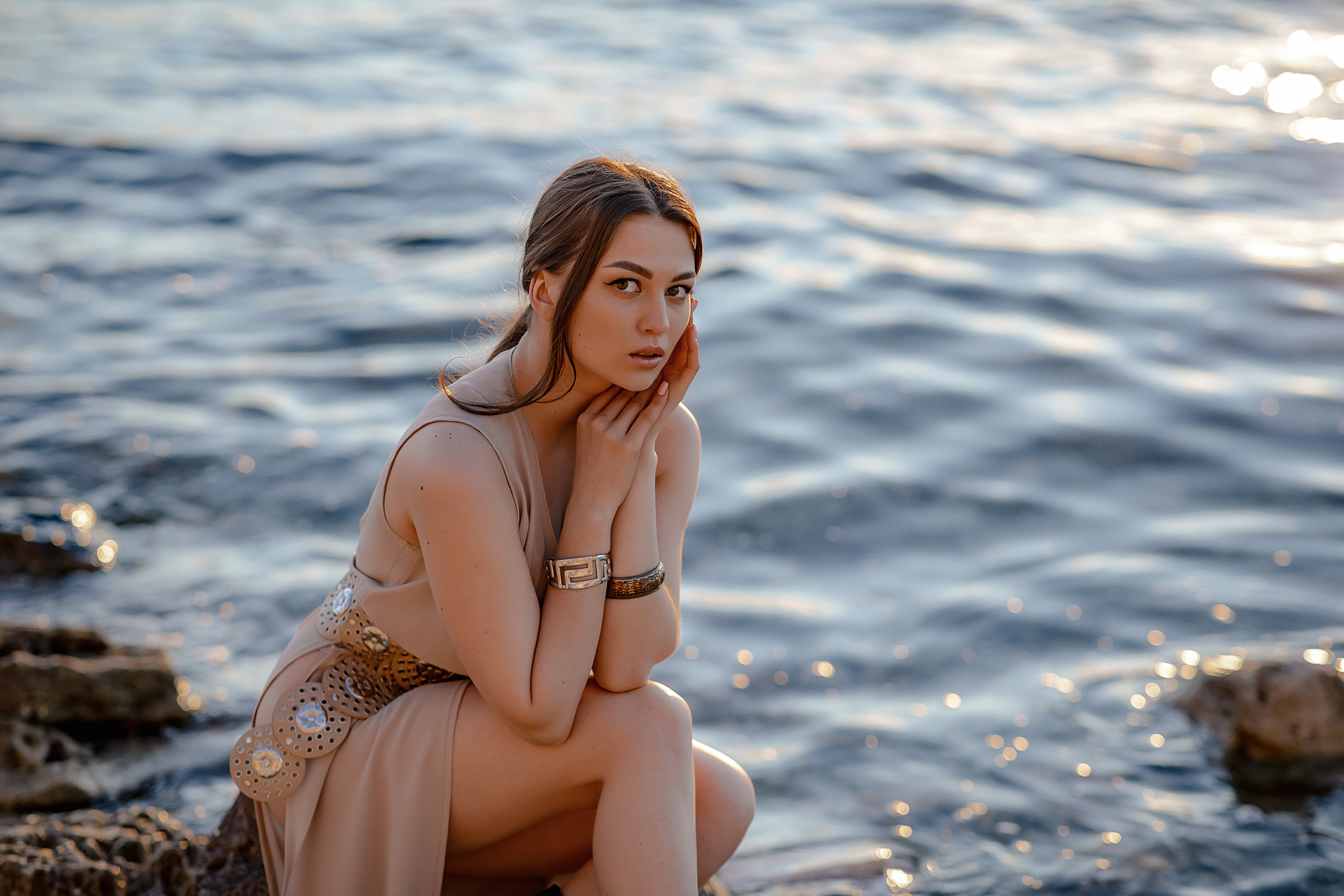 Выездная фотосессия в скалах у моря. Фотограф-стилист Крым Прокат одежды в Крыму. Фотосессии в Крыму