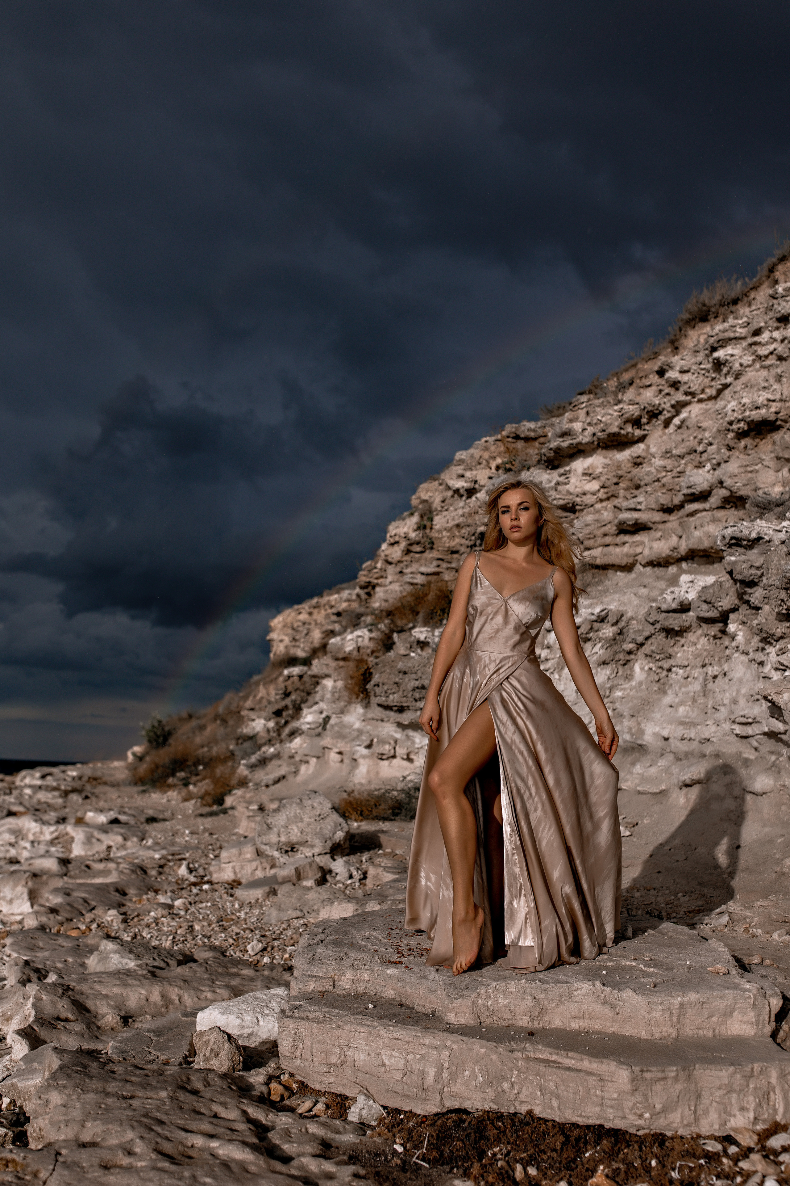 Выездная фотосессия в скалах у моря. Фотограф-стилист Крым Прокат одежды в Крыму. Фотосессии в Крыму