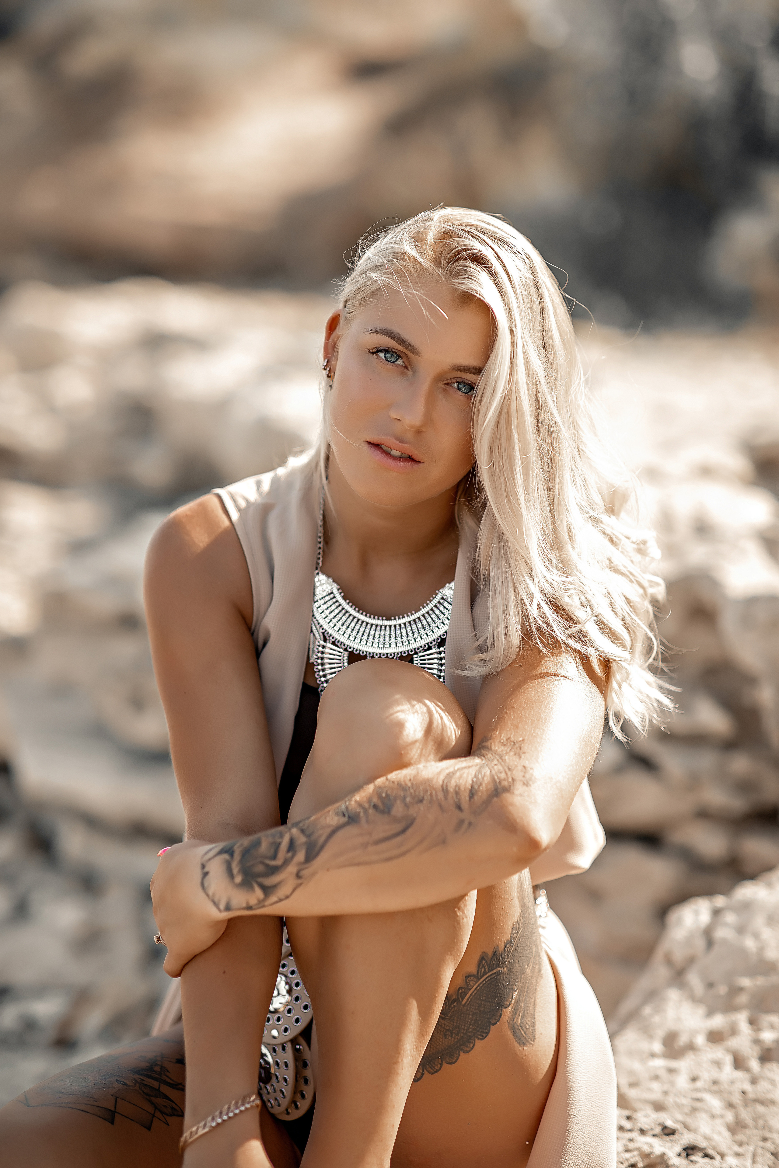 Выездная фотосессия в скалах у моря. Фотограф-стилист Крым Прокат одежды в Крыму. Фотосессии в Крыму