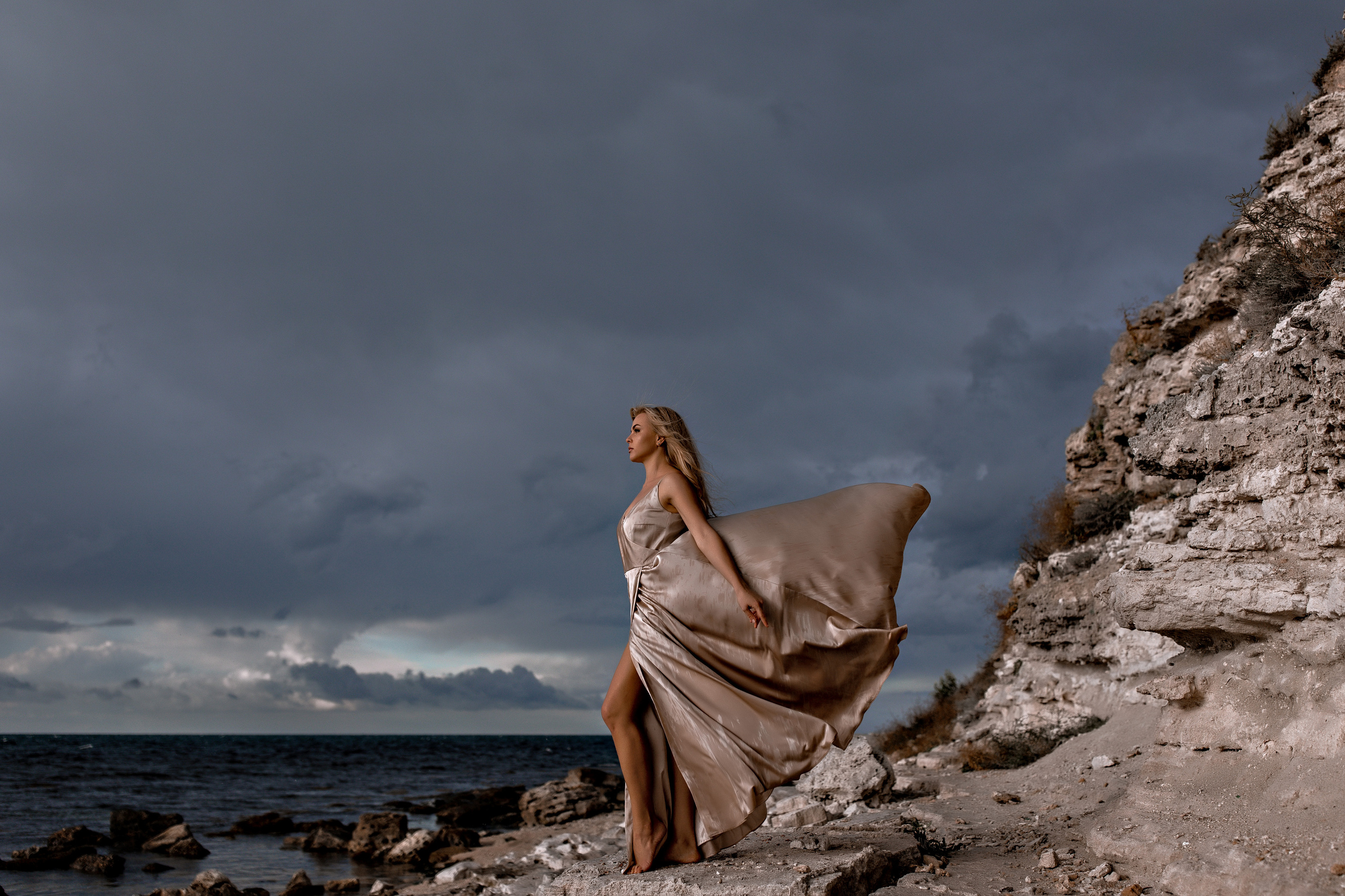 Выездная фотосессия в скалах у моря. Фотограф-стилист Крым Прокат одежды в Крыму. Фотосессии в Крыму