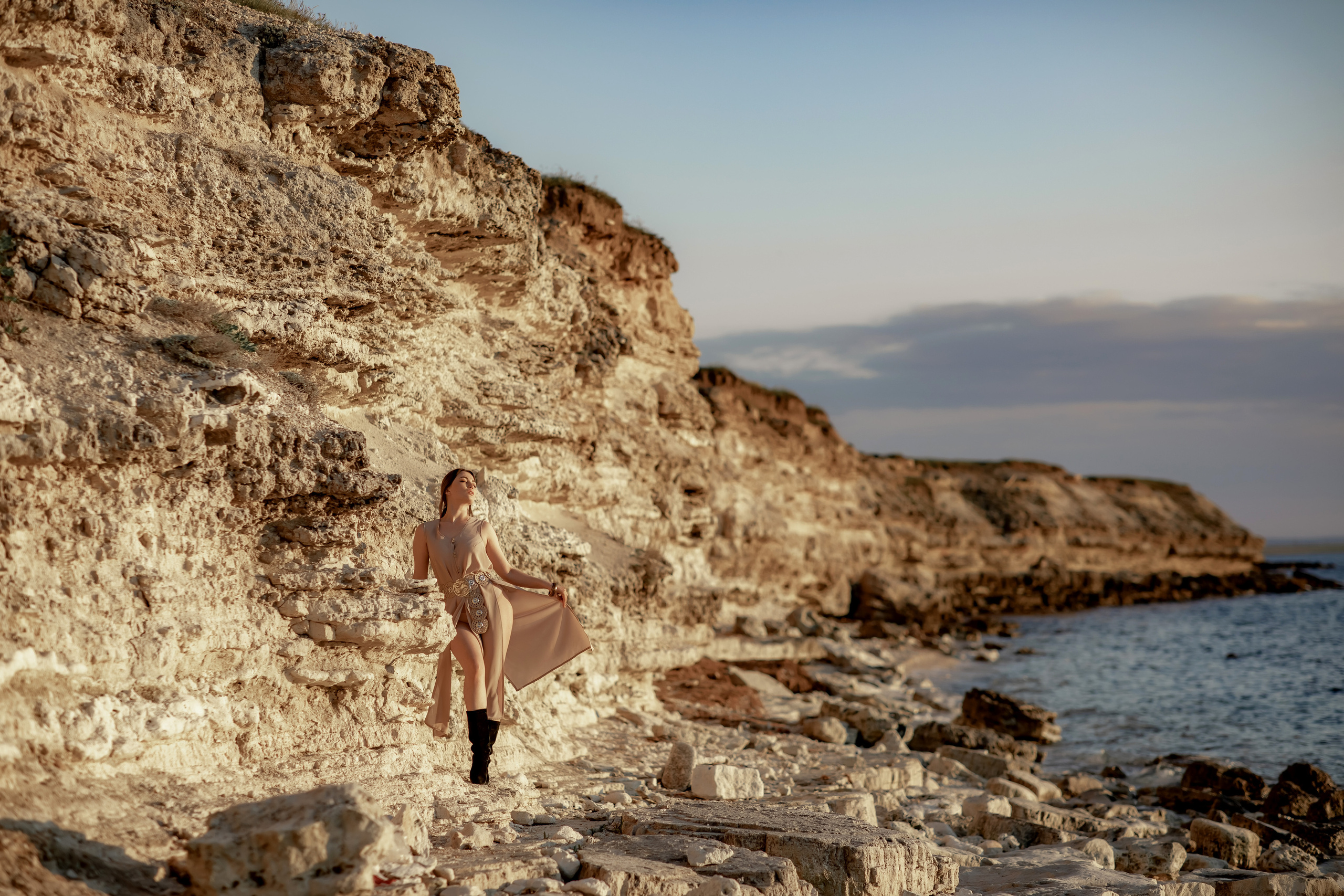 Выездная фотосессия в скалах у моря. Фотограф-стилист Крым Прокат одежды в Крыму. Фотосессии в Крыму