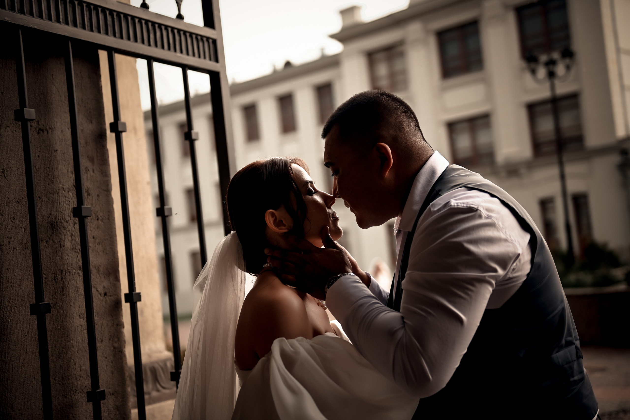 Небольшая свадебная серия в музее и прогулкой под дождем Эльмиры и Ризата. Свадебный, семейный, детский, контент фотограф в Омске Максим Ильин