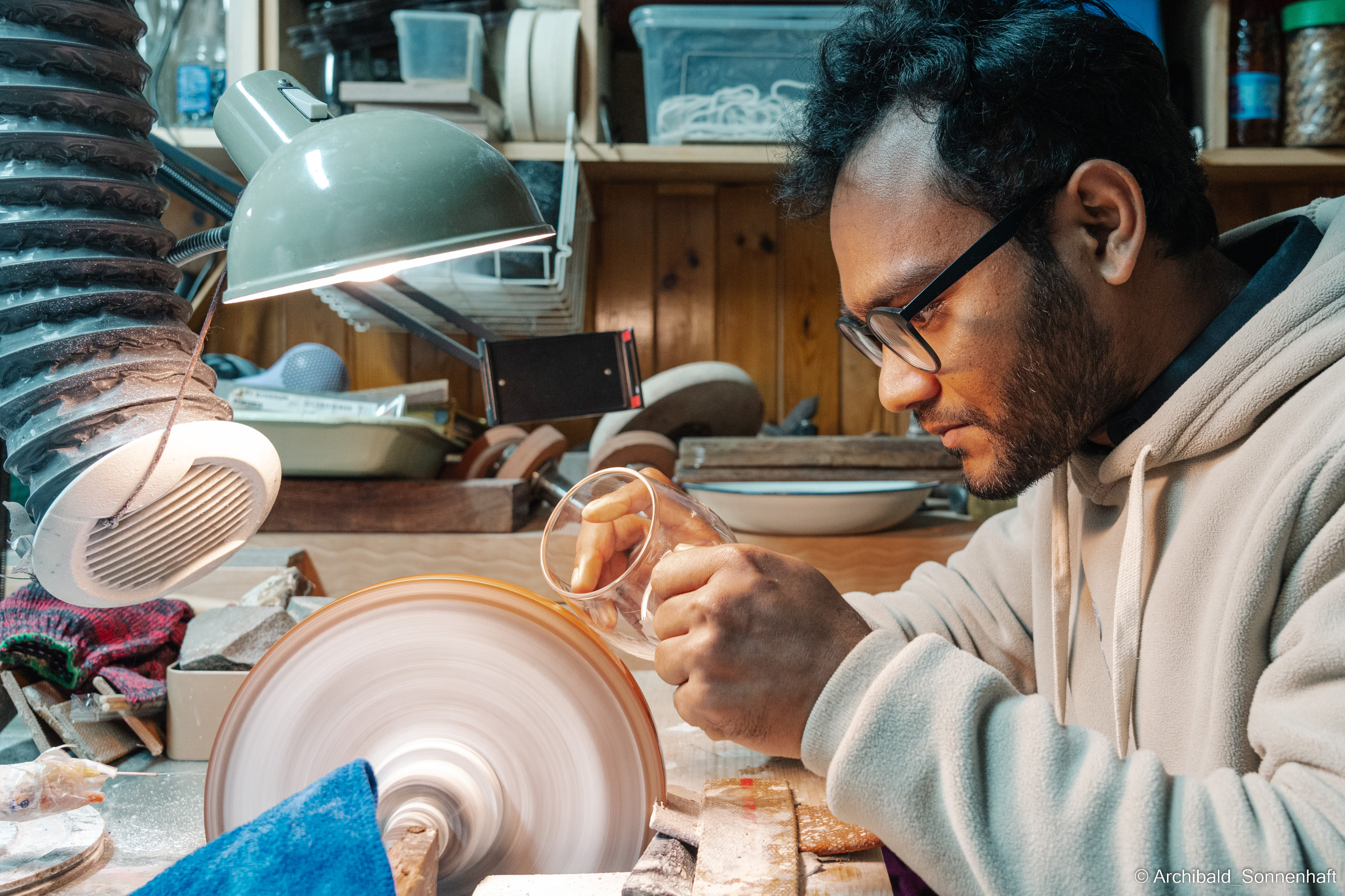 Master class on engraving on glass. Photographer in Guangzhou, China. Archibald Sonnenhaft