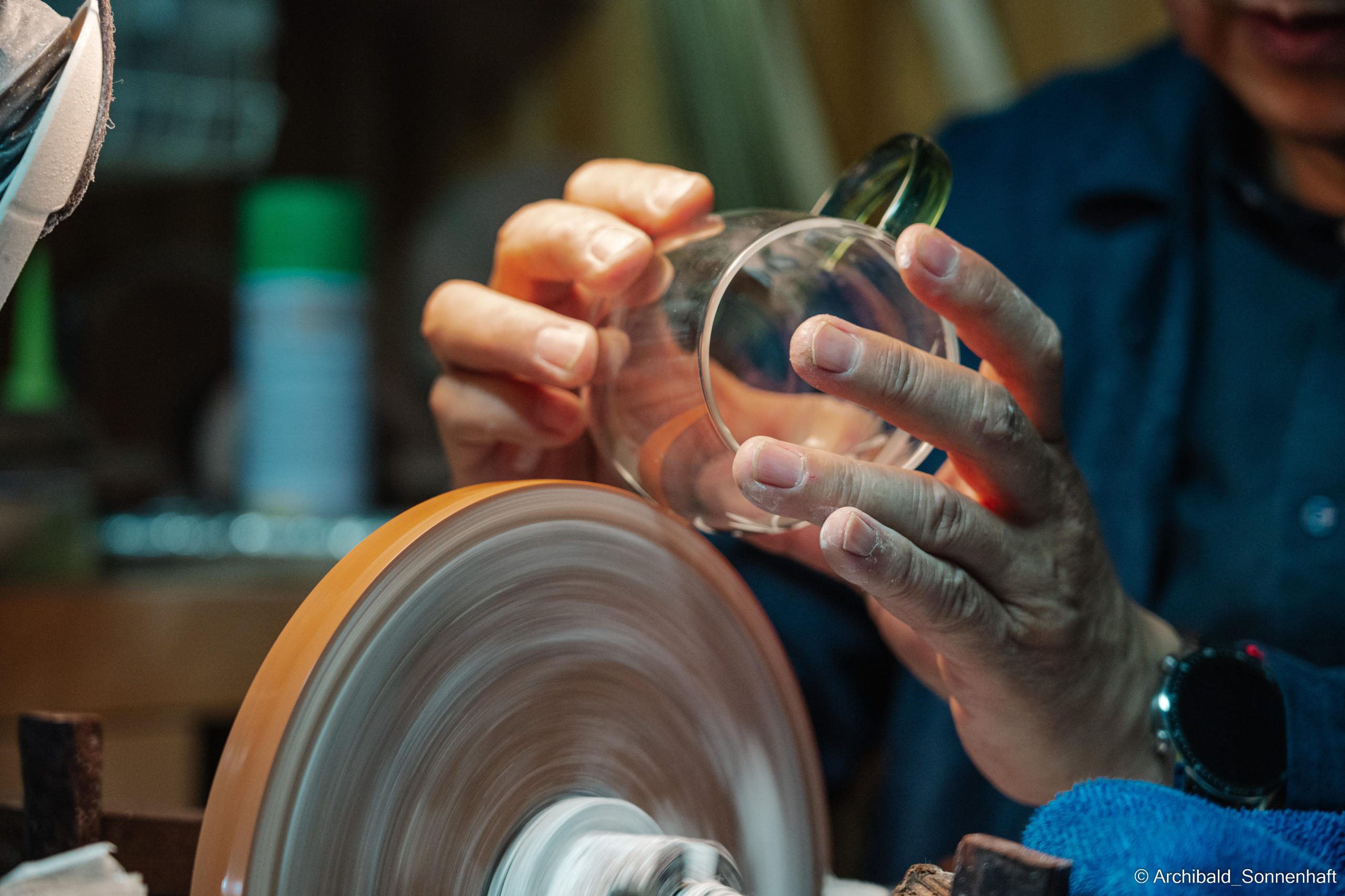 Master class on engraving on glass. Photographer in Guangzhou, China. Archibald Sonnenhaft