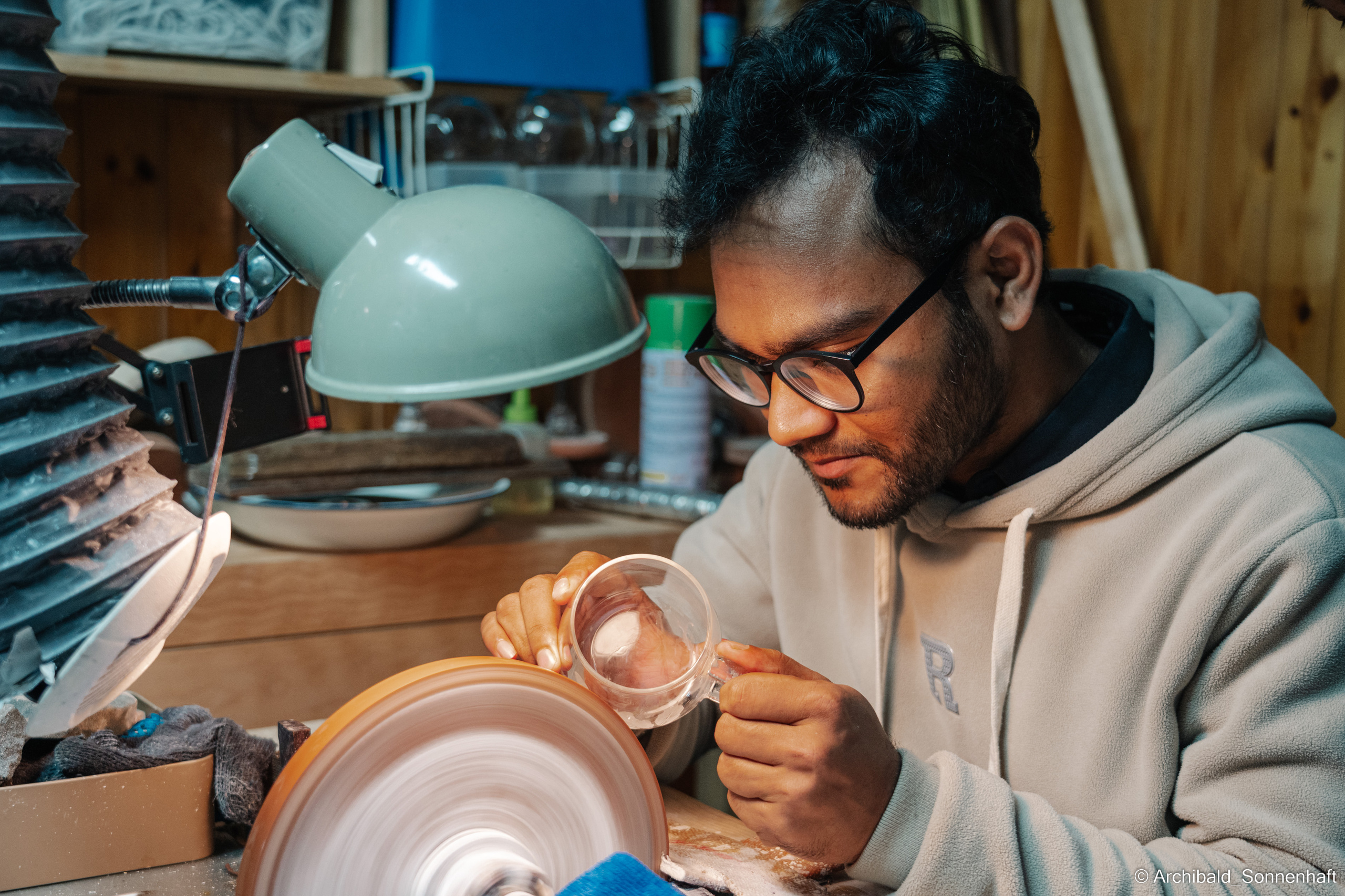 Master class on engraving on glass. Photographer in Guangzhou, China. Archibald Sonnenhaft