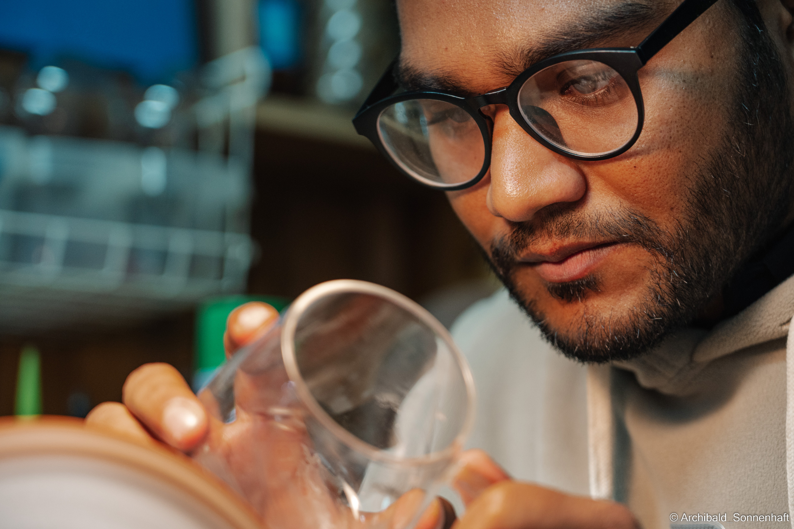 Master class on engraving on glass. Photographer in Guangzhou, China. Archibald Sonnenhaft