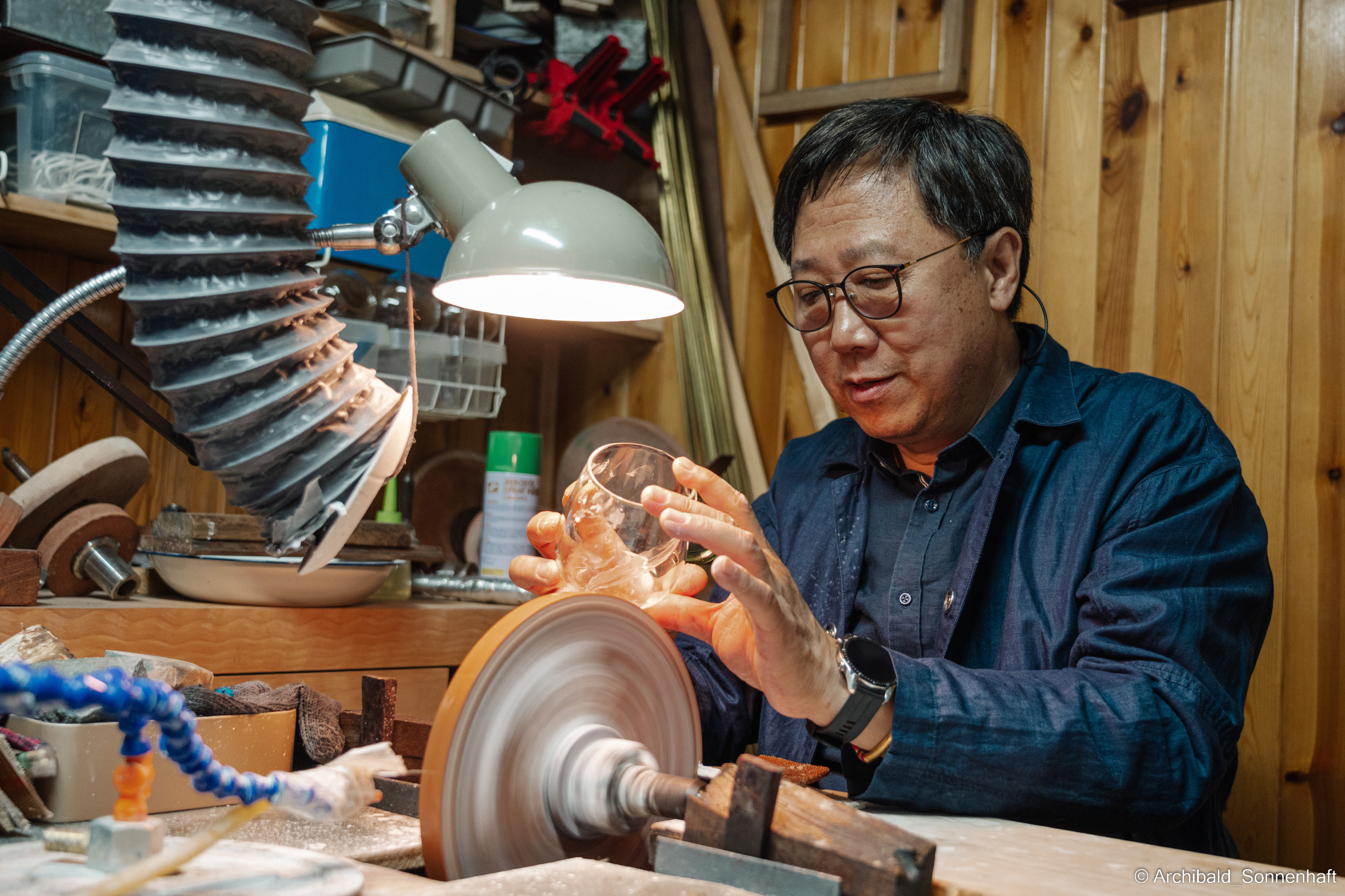 Master class on engraving on glass. Photographer in Guangzhou, China. Archibald Sonnenhaft