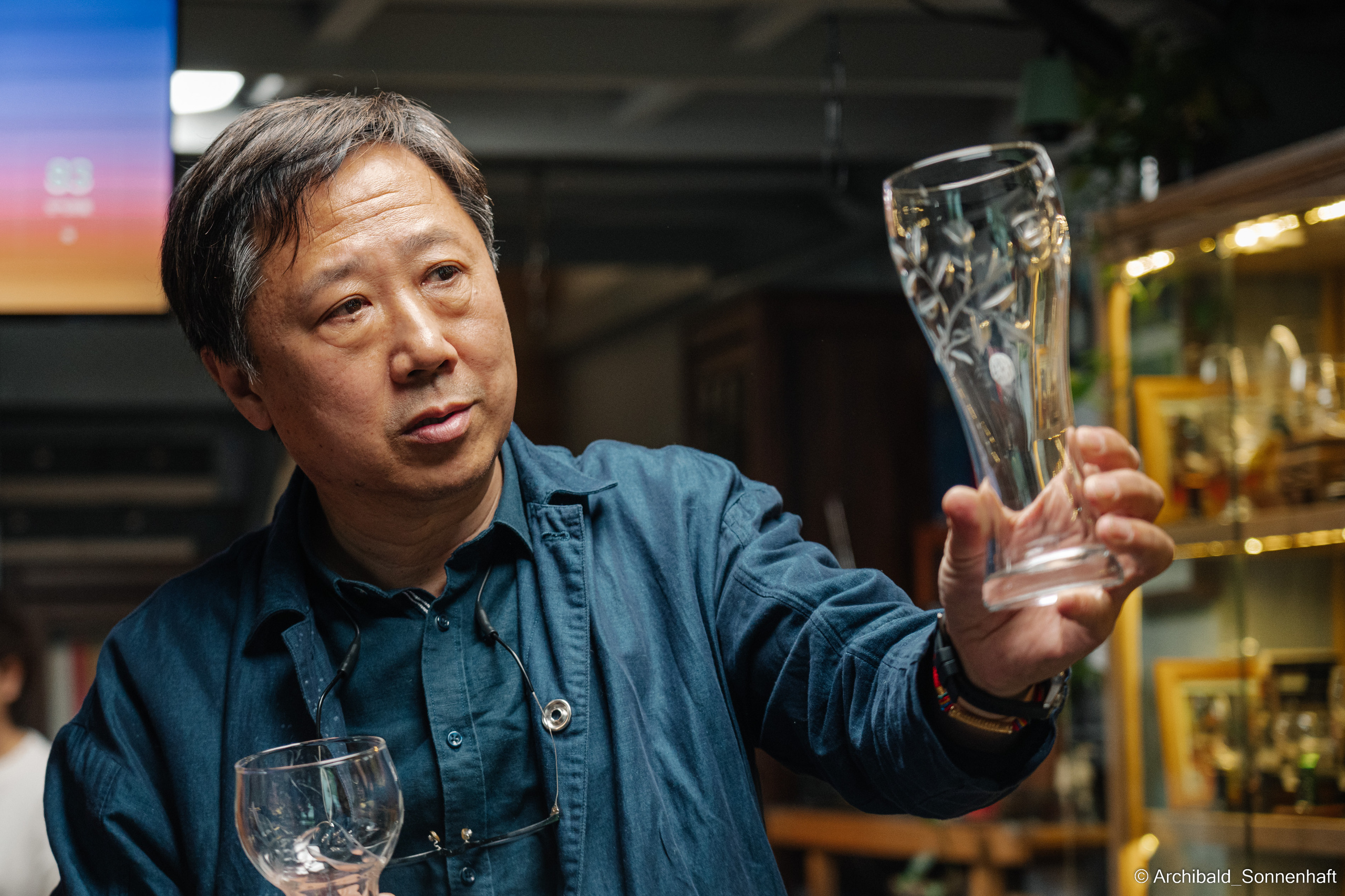 Master class on engraving on glass. Photographer in Guangzhou, China. Archibald Sonnenhaft