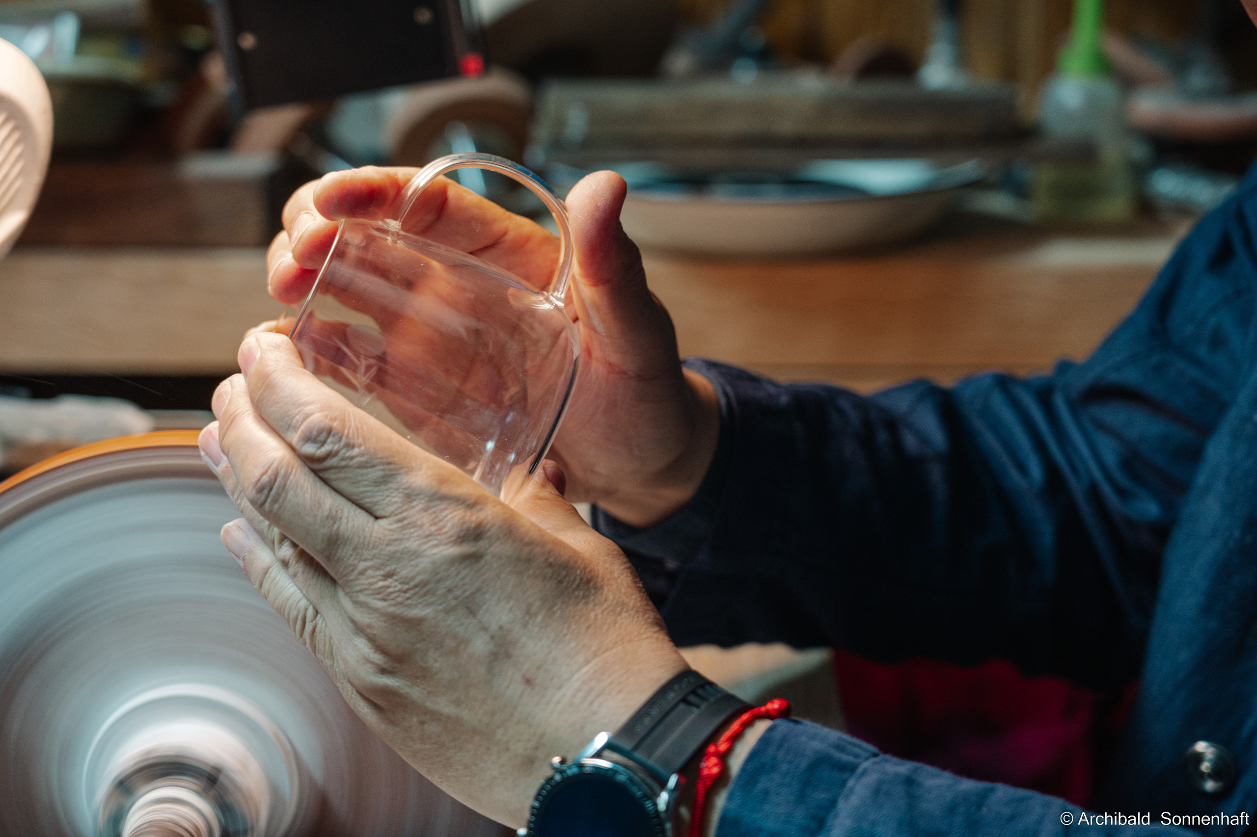 Master class on engraving on glass. Photographer in Guangzhou, China. Archibald Sonnenhaft