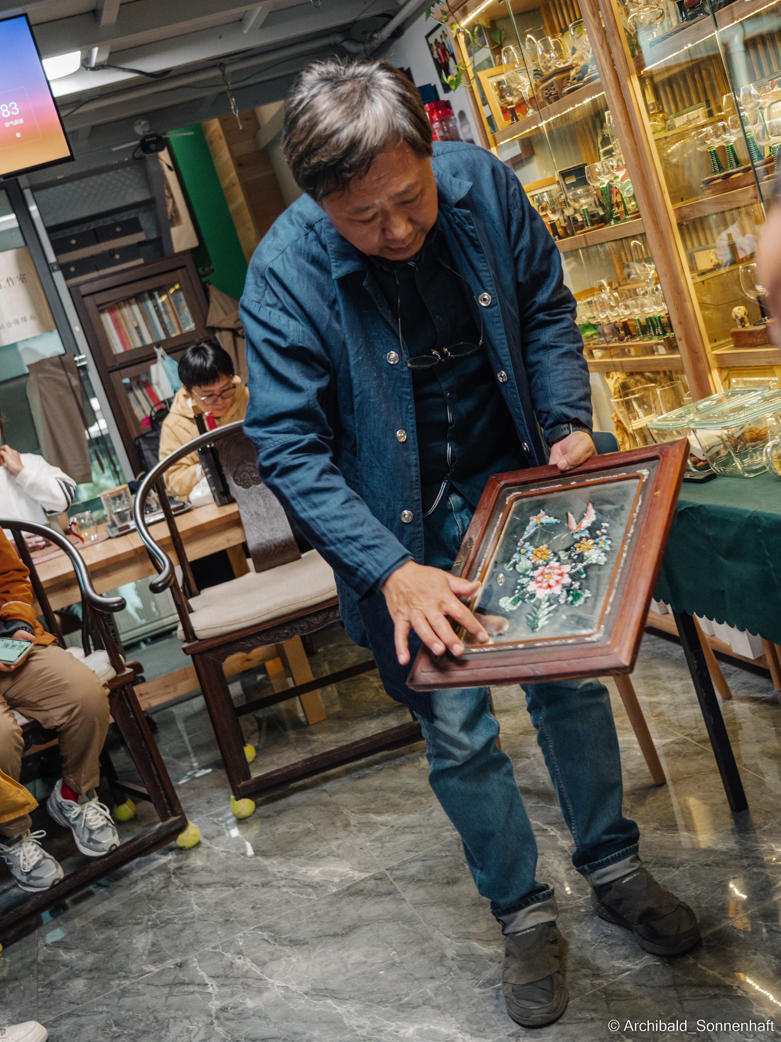 Master class on engraving on glass. Photographer in Guangzhou, China. Archibald Sonnenhaft