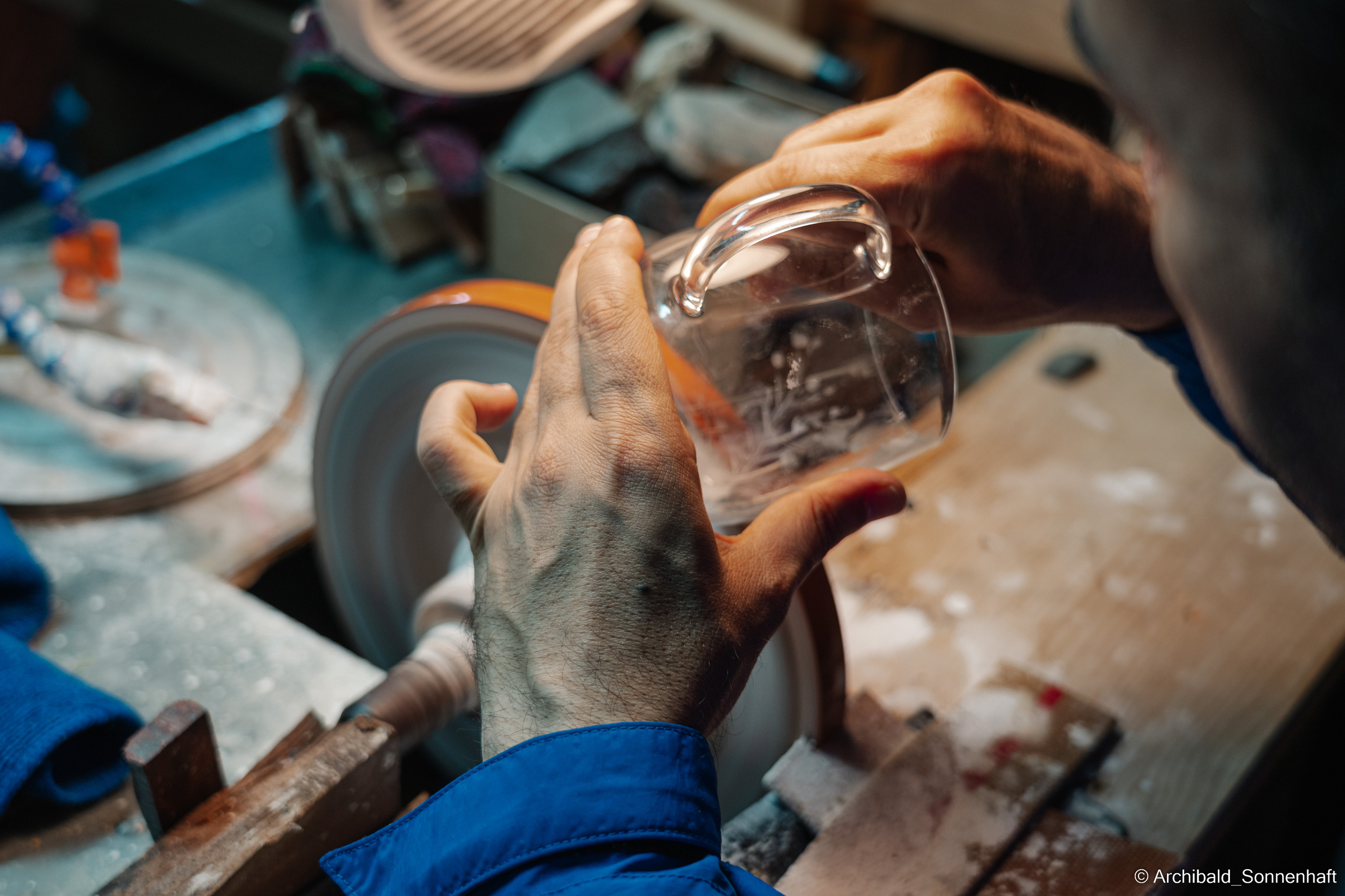 Master class on engraving on glass. Photographer in Guangzhou, China. Archibald Sonnenhaft