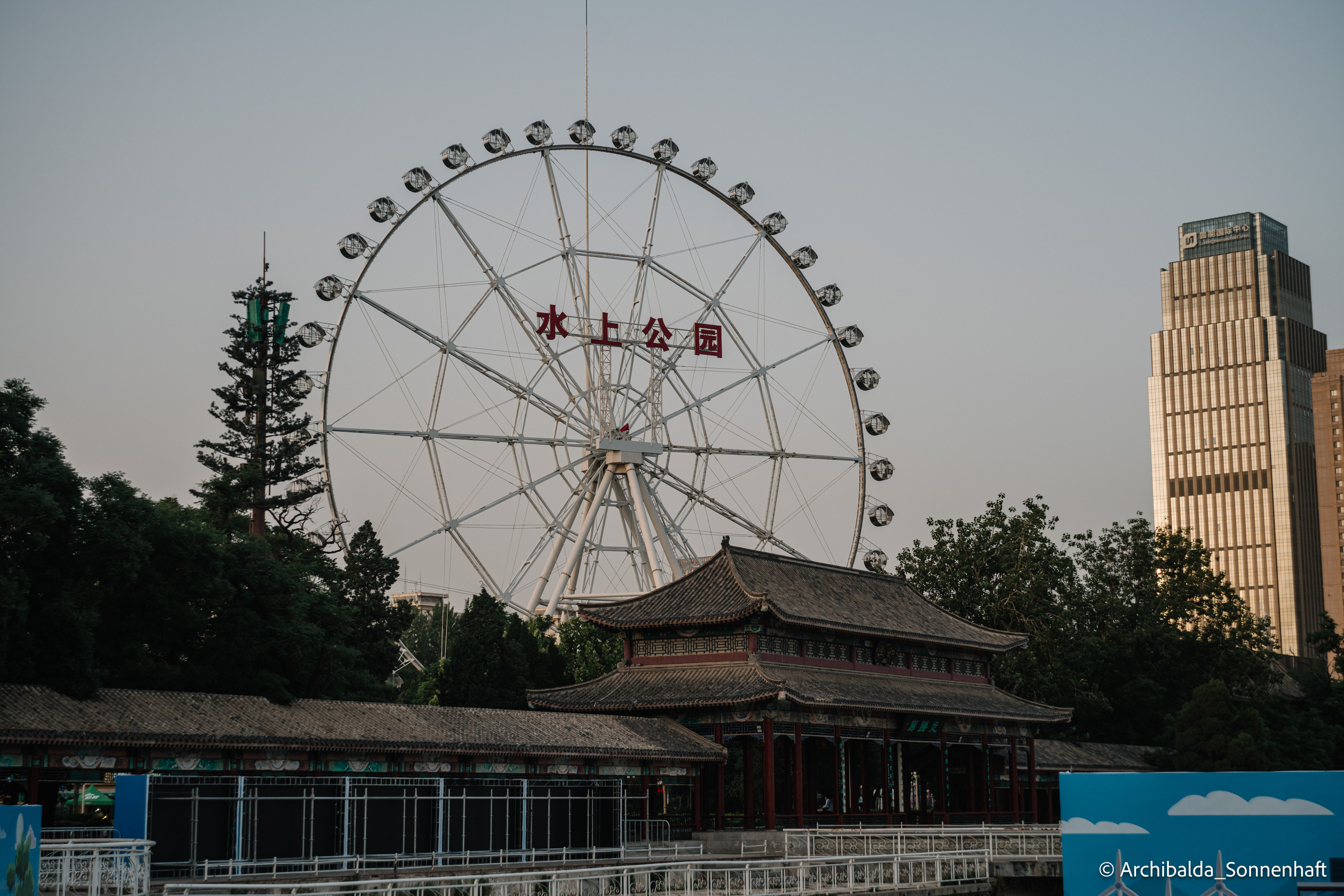 Walk of the First day of Summer. Photographer in Guangzhou, China. Archibald Sonnenhaft
