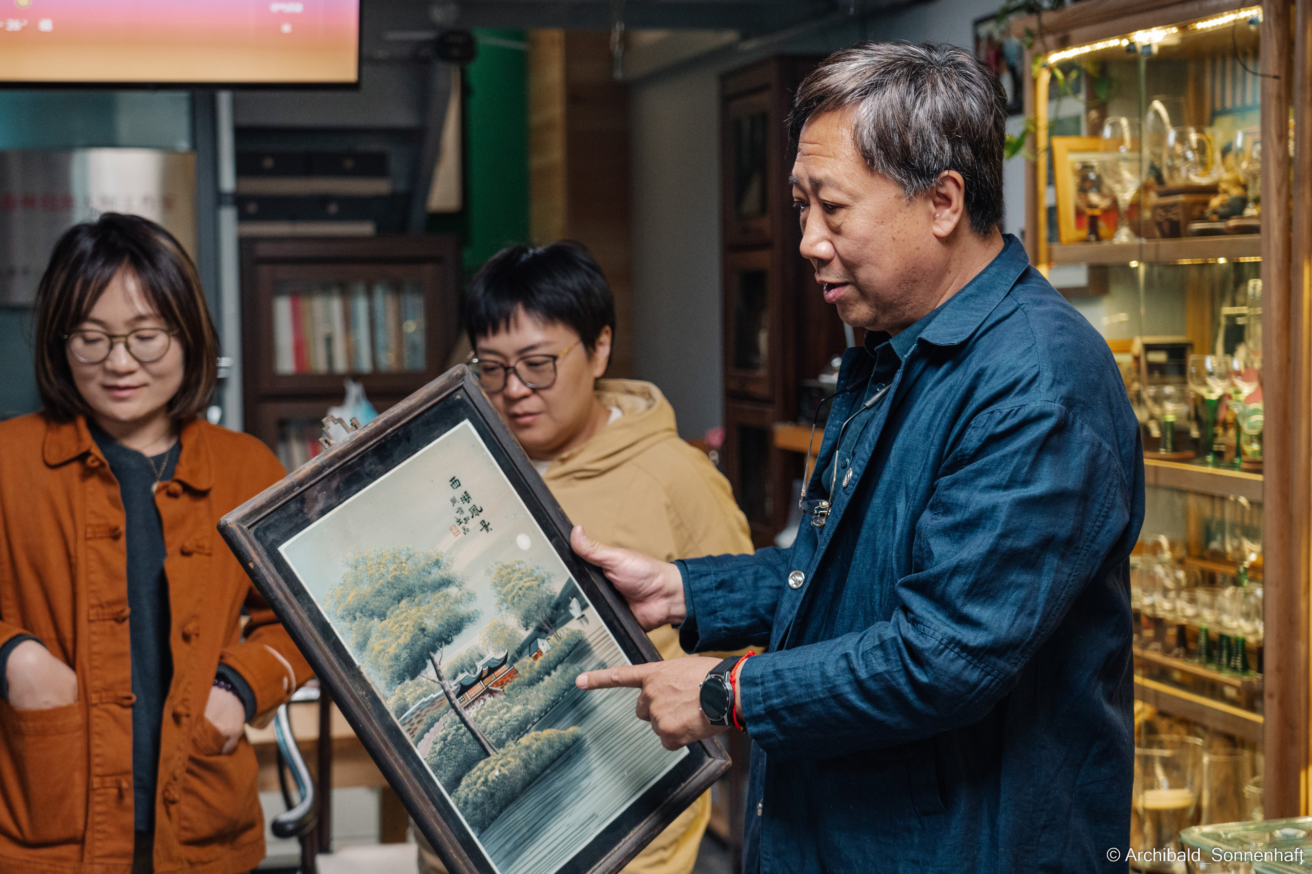 Master class on engraving on glass. Photographer in Guangzhou, China. Archibald Sonnenhaft