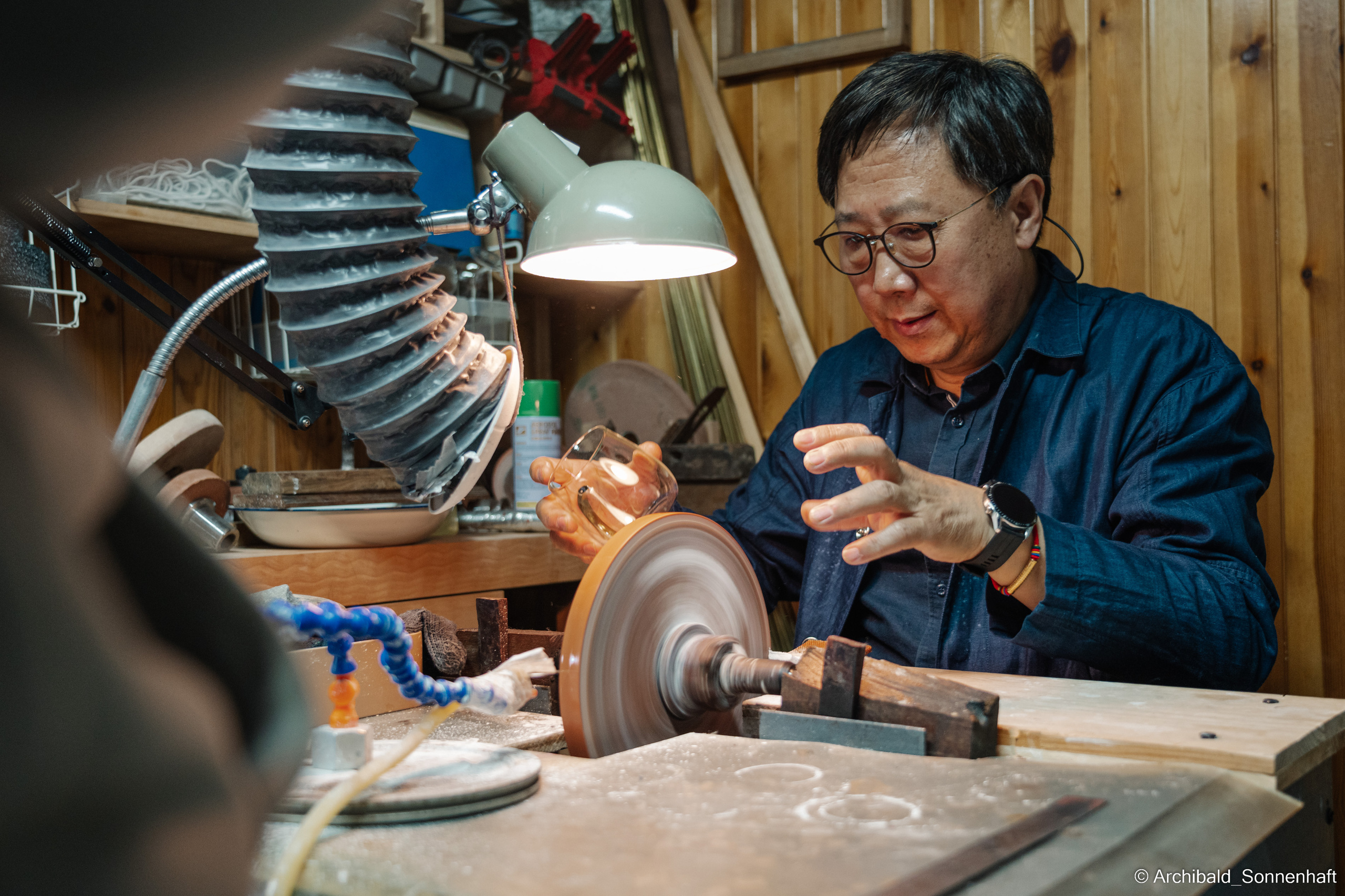 Master class on engraving on glass. Photographer in Guangzhou, China. Archibald Sonnenhaft