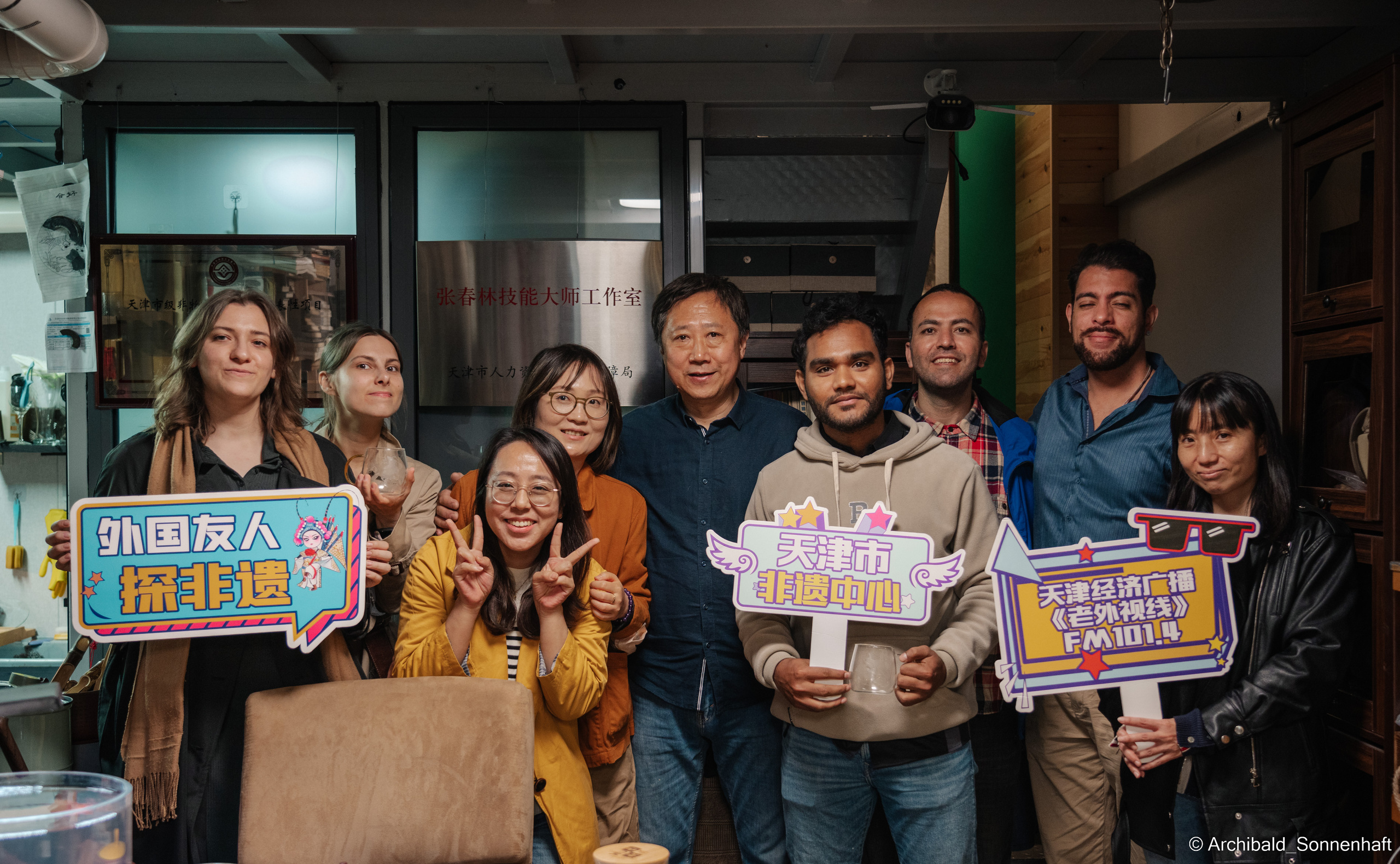 Master class on engraving on glass. Photographer in Guangzhou, China. Archibald Sonnenhaft