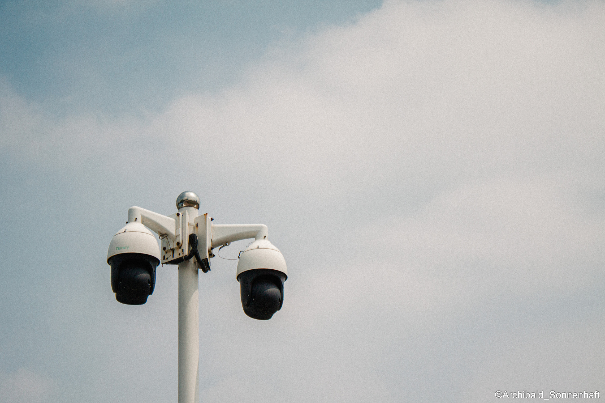 Watching cameras. Photographer in Guangzhou, China. Archibald Sonnenhaft