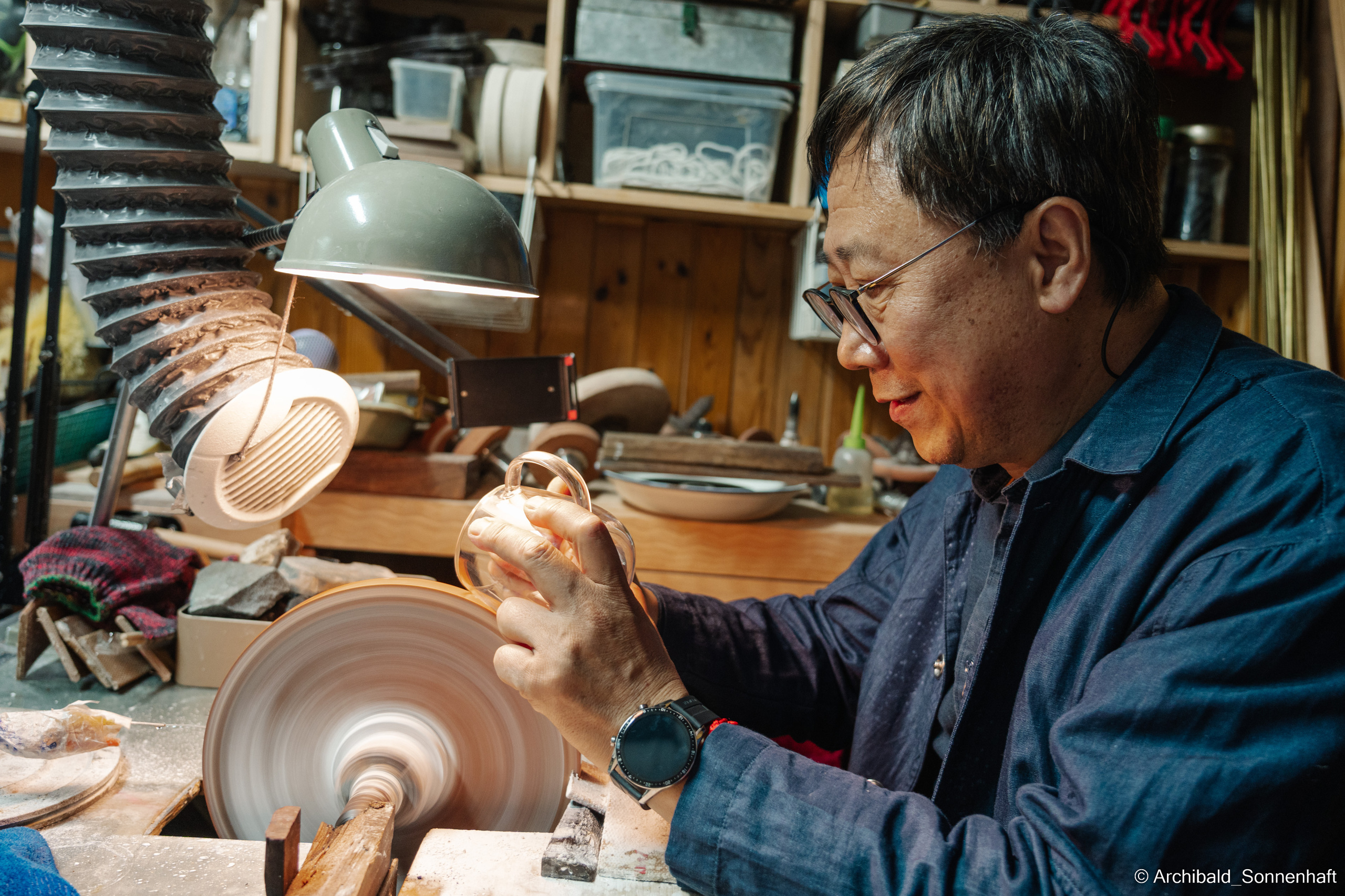 Master class on engraving on glass. Photographer in Guangzhou, China. Archibald Sonnenhaft