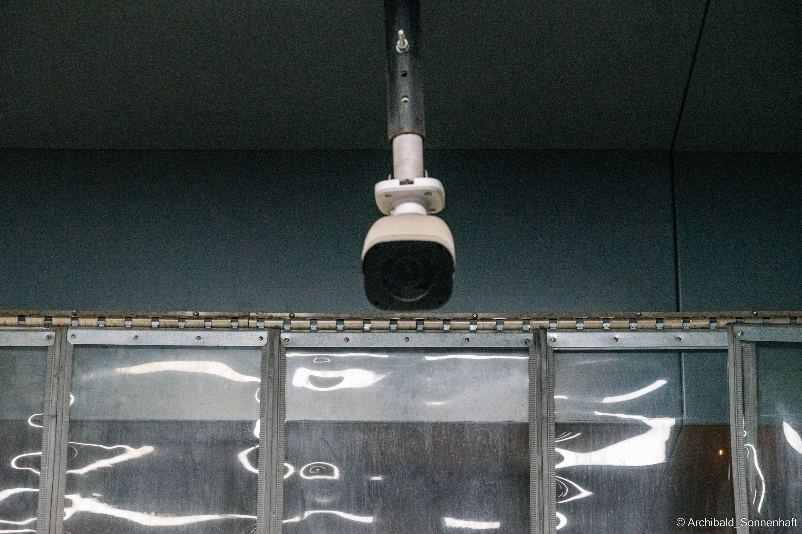 Watching cameras. Photographer in Guangzhou, China. Archibald Sonnenhaft