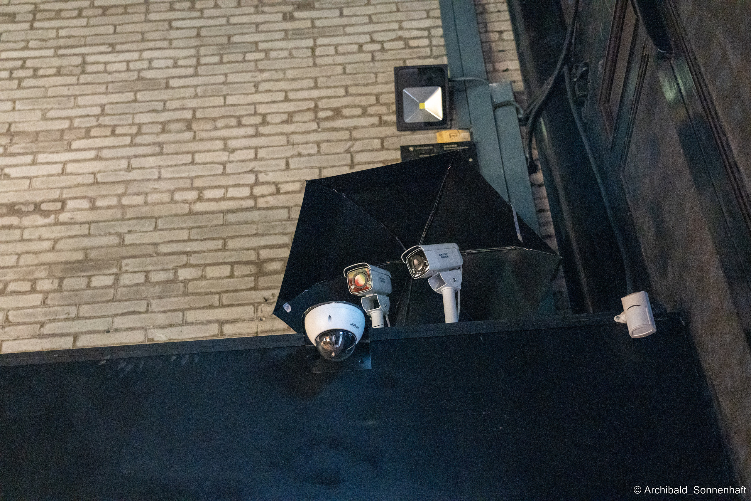 Watching cameras. Photographer in Guangzhou, China. Archibald Sonnenhaft