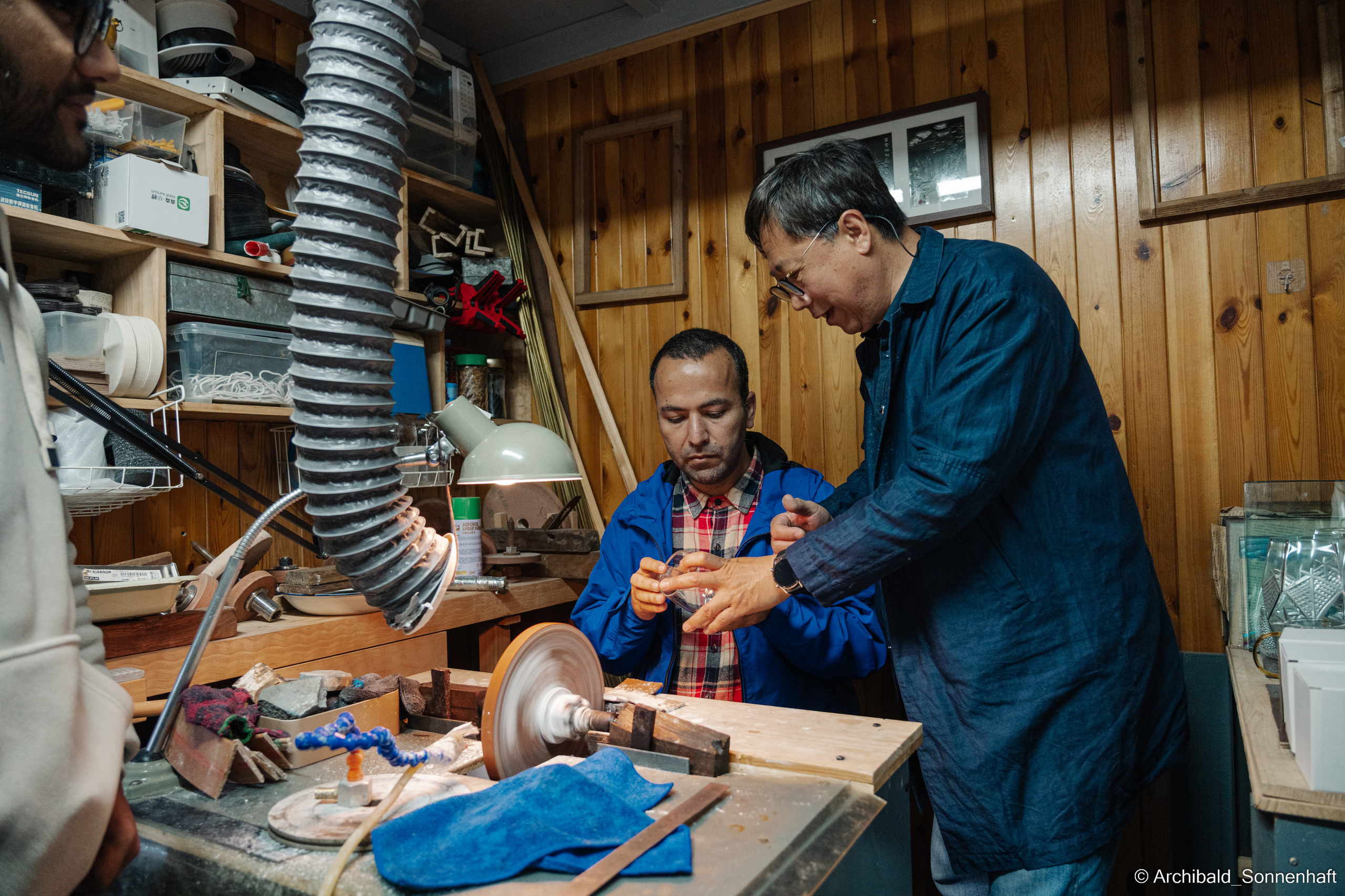 Master class on engraving on glass. Photographer in Guangzhou, China. Archibald Sonnenhaft