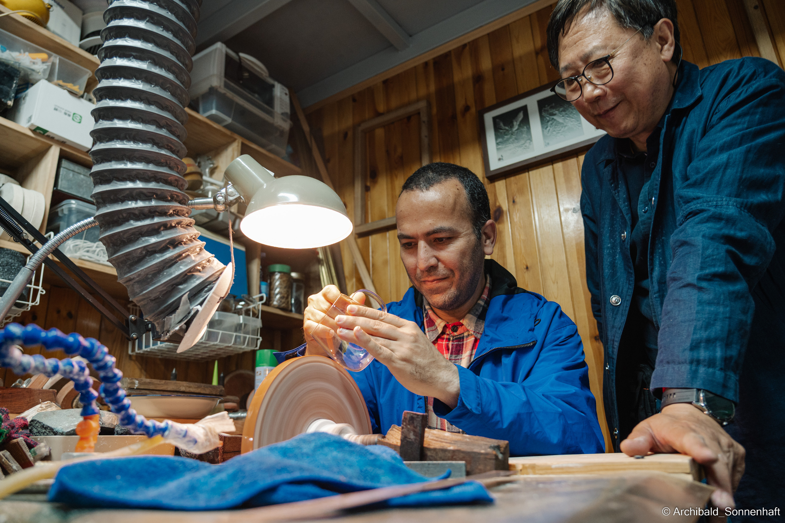 Master class on engraving on glass. Photographer in Guangzhou, China. Archibald Sonnenhaft