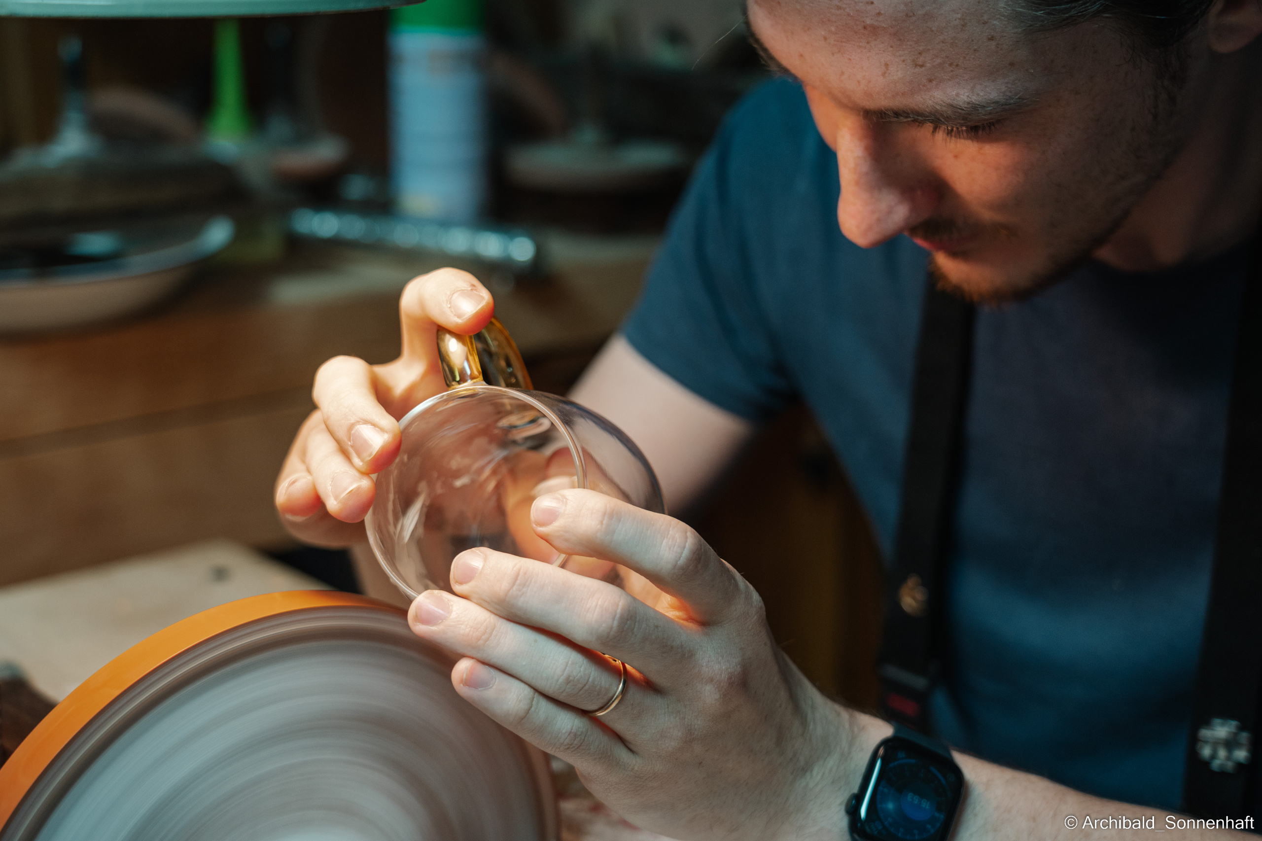 Master class on engraving on glass. Photographer in Guangzhou, China. Archibald Sonnenhaft
