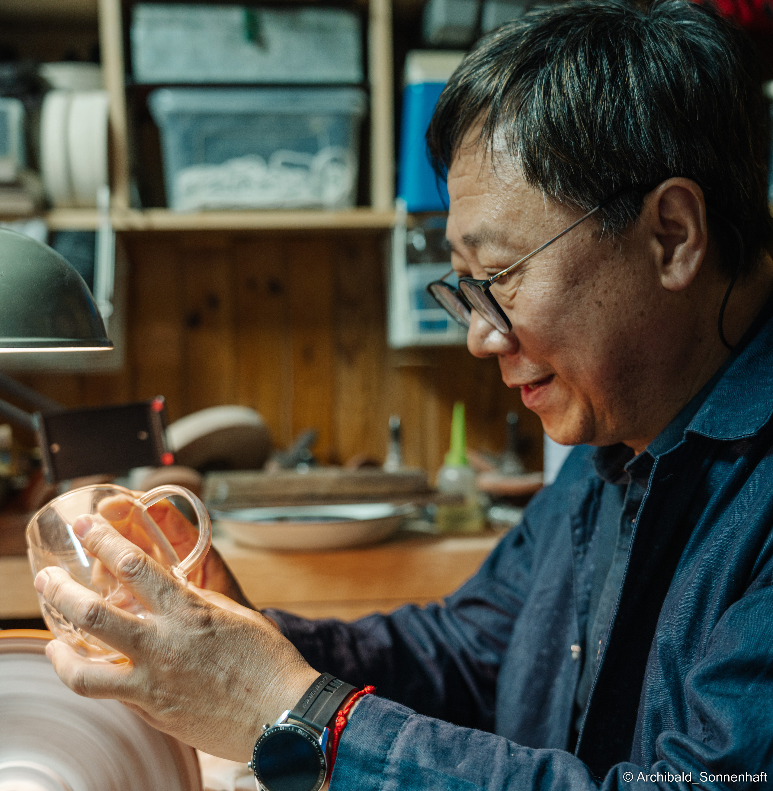 Master class on engraving on glass. Photographer in Guangzhou, China. Archibald Sonnenhaft