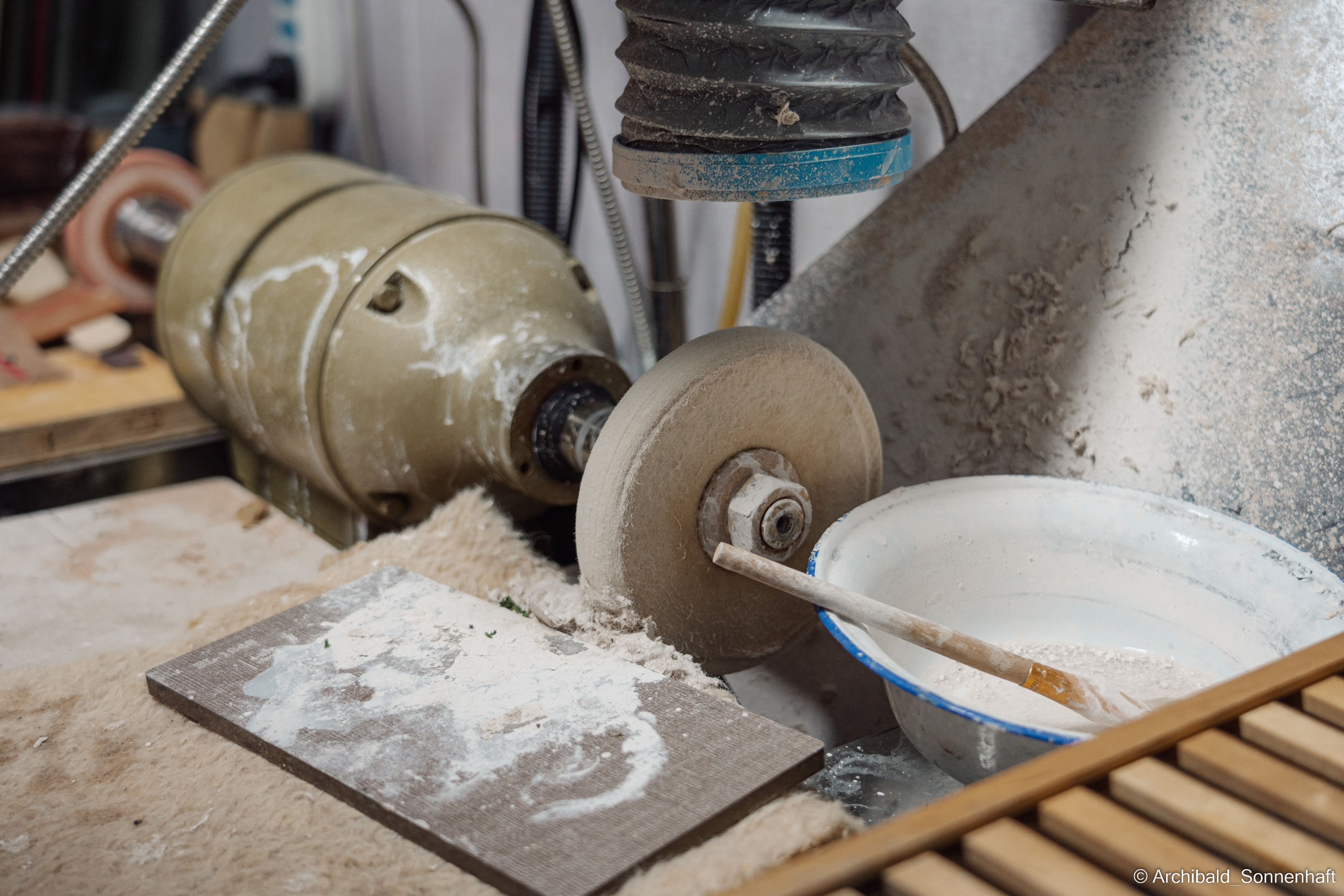 Master class on engraving on glass. Photographer in Guangzhou, China. Archibald Sonnenhaft