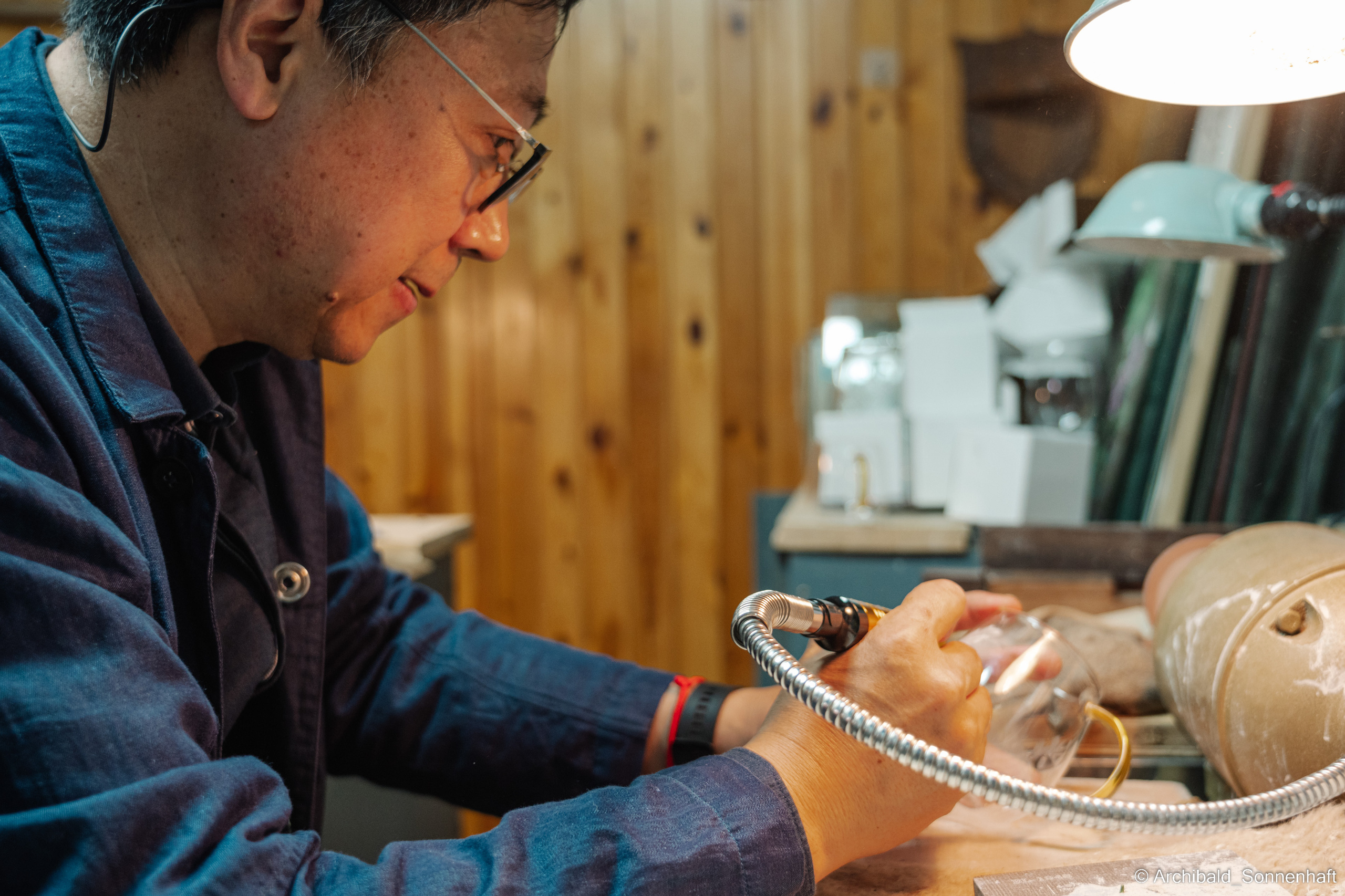 Master class on engraving on glass. Photographer in Guangzhou, China. Archibald Sonnenhaft