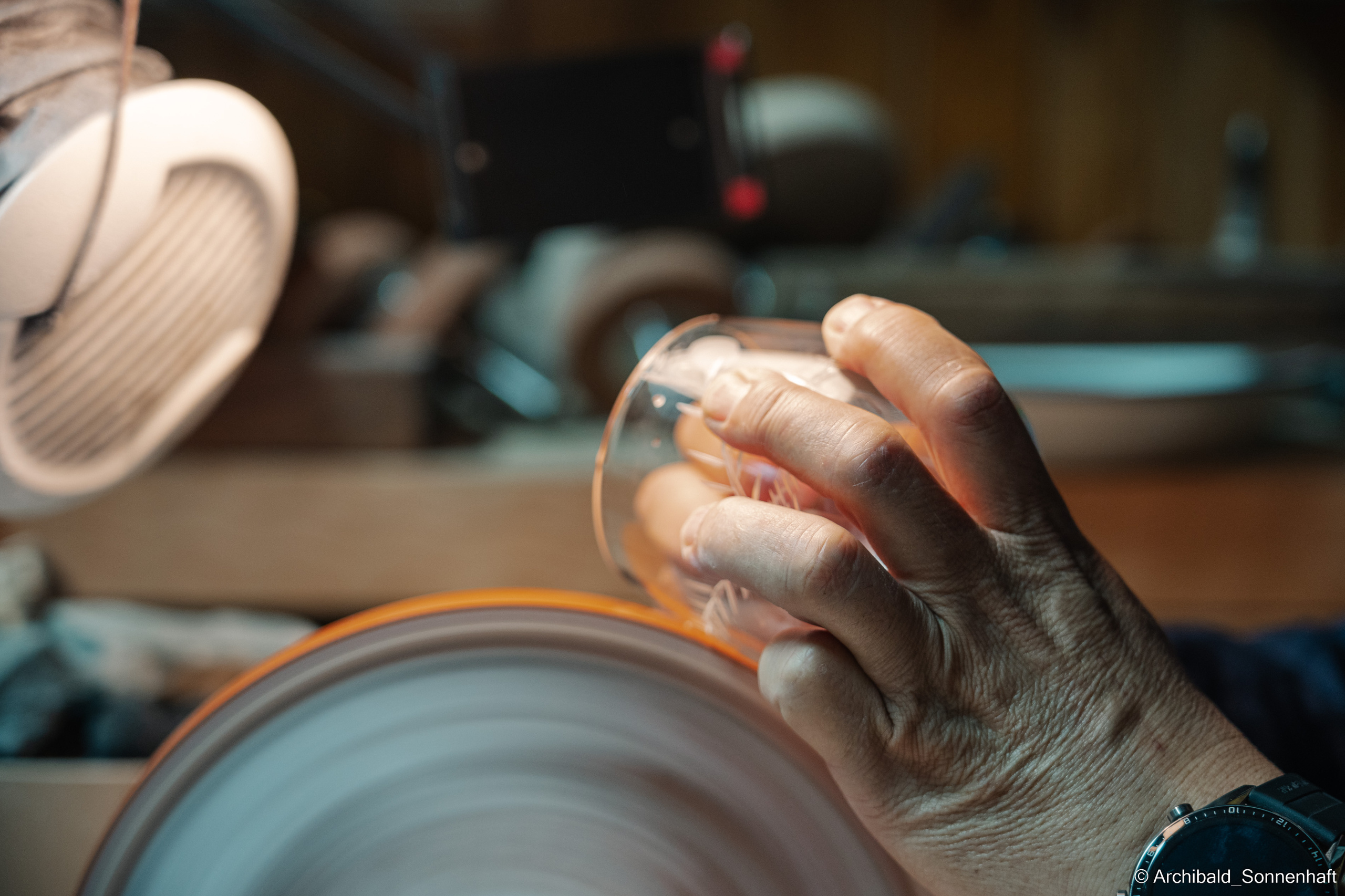 Master class on engraving on glass. Photographer in Guangzhou, China. Archibald Sonnenhaft