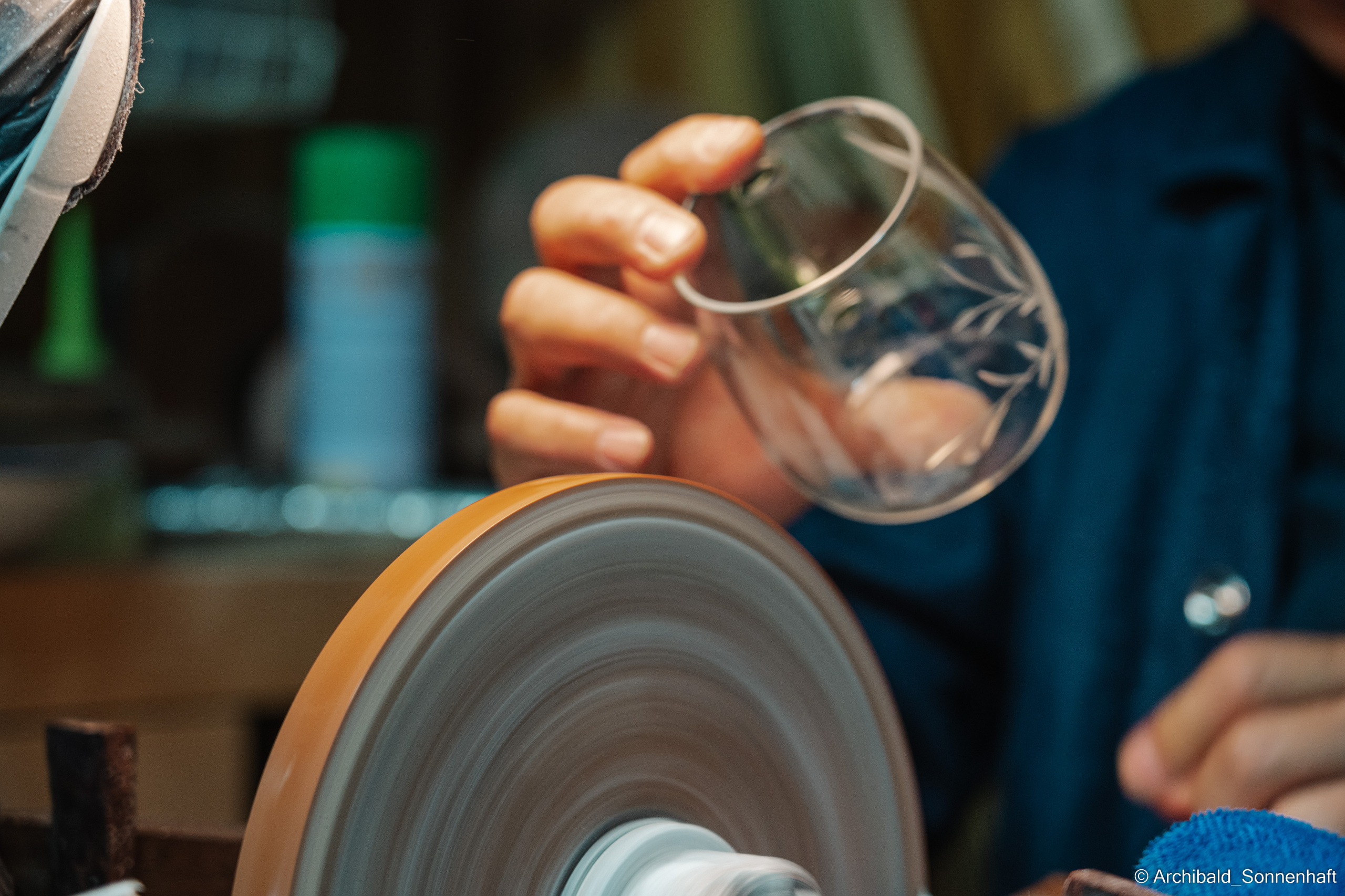 Master class on engraving on glass. Photographer in Guangzhou, China. Archibald Sonnenhaft