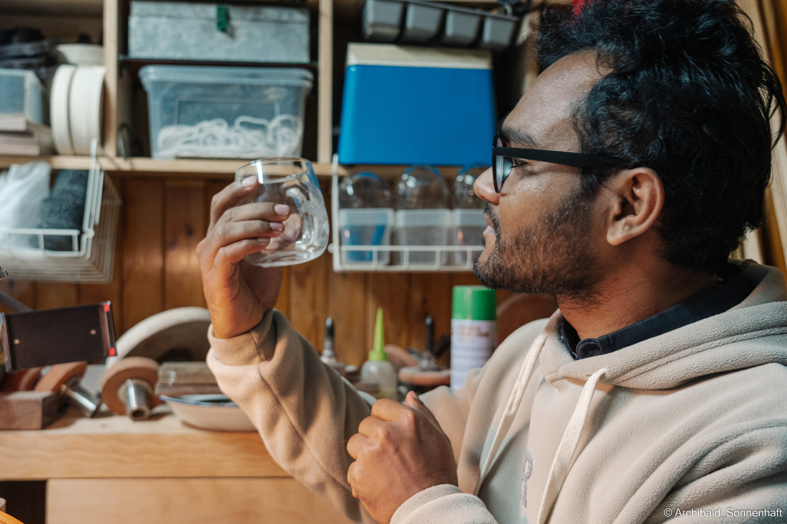 Master class on engraving on glass. Photographer in Guangzhou, China. Archibald Sonnenhaft