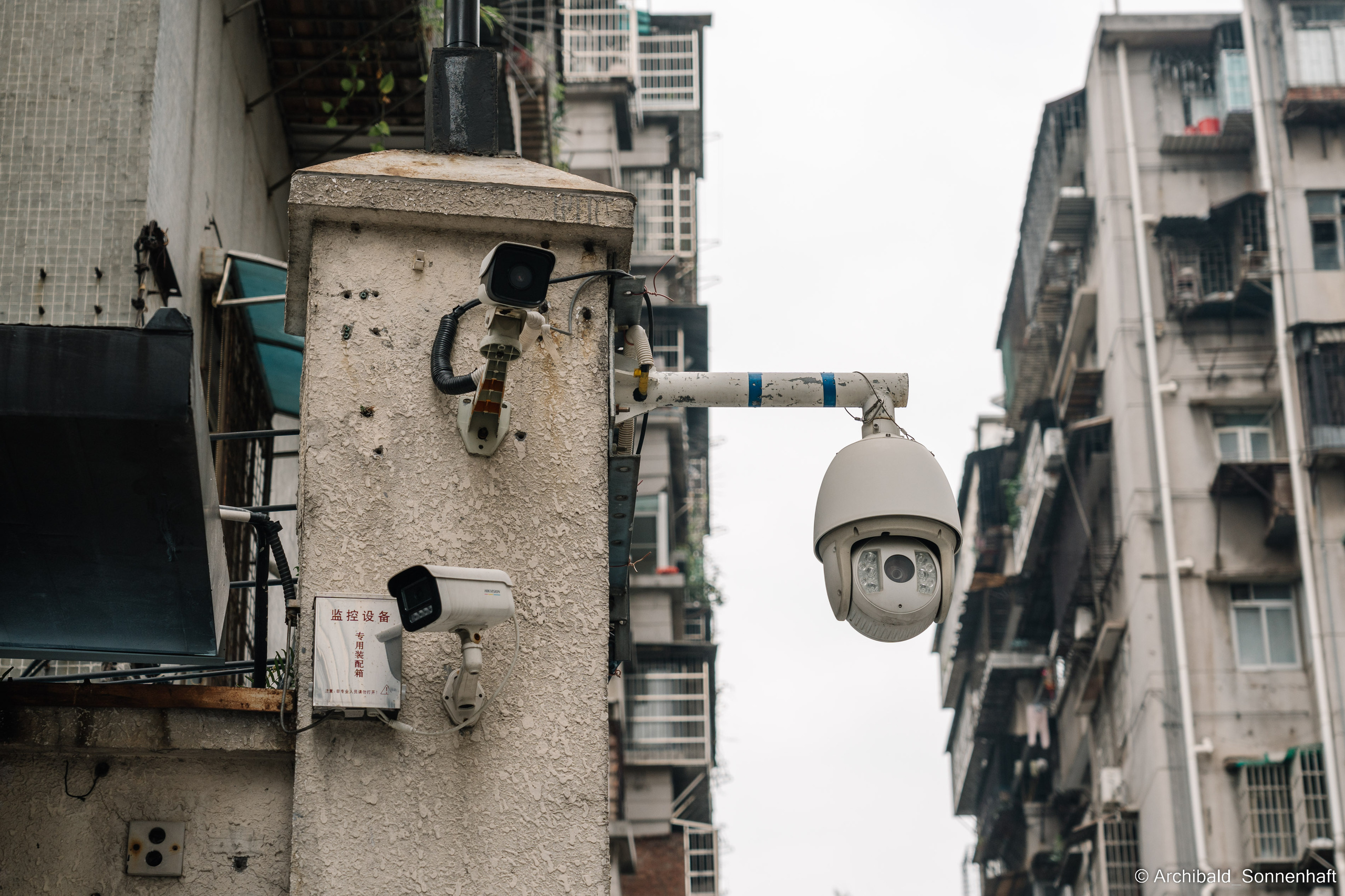 Watching cameras. Photographer in Guangzhou, China. Archibald Sonnenhaft
