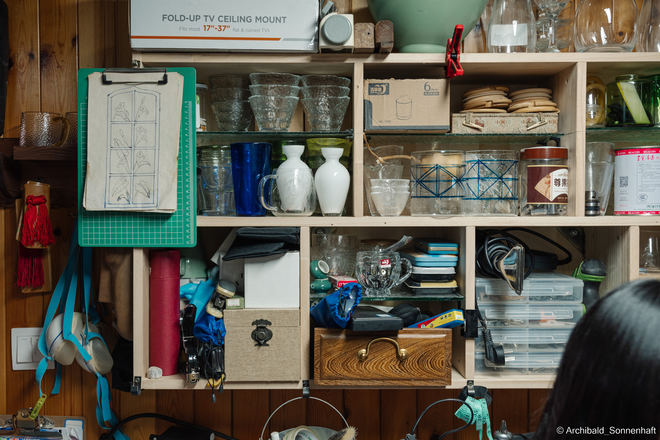 Master class on engraving on glass. Photographer in Guangzhou, China. Archibald Sonnenhaft