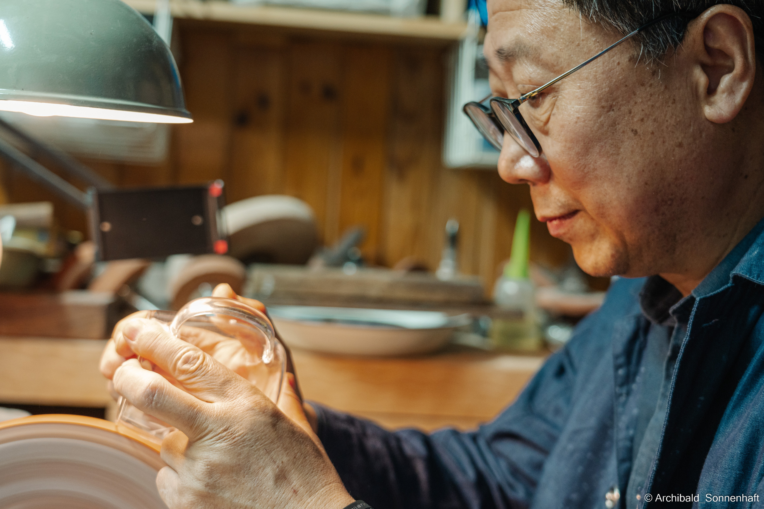 Master class on engraving on glass. Photographer in Guangzhou, China. Archibald Sonnenhaft