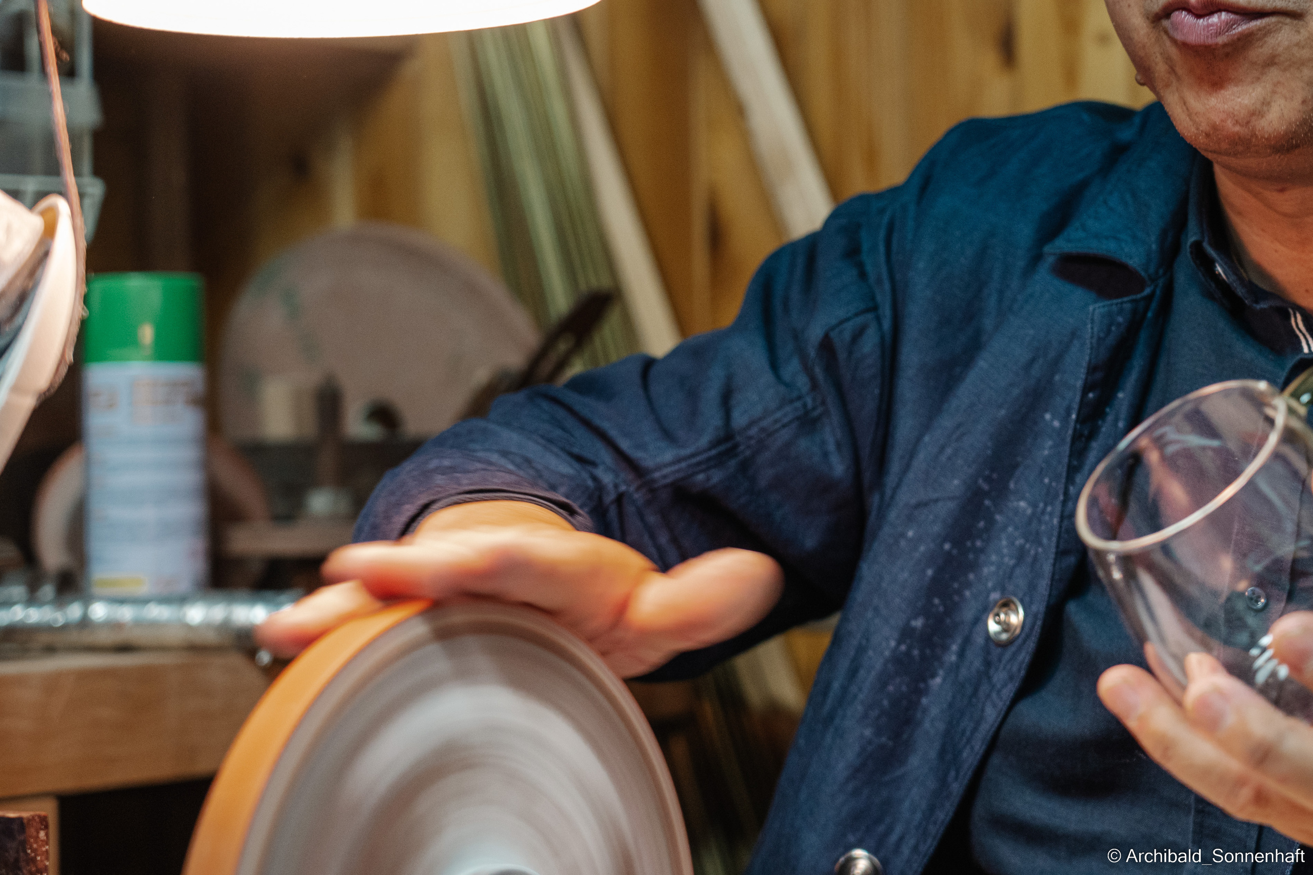 Master class on engraving on glass. Photographer in Guangzhou, China. Archibald Sonnenhaft