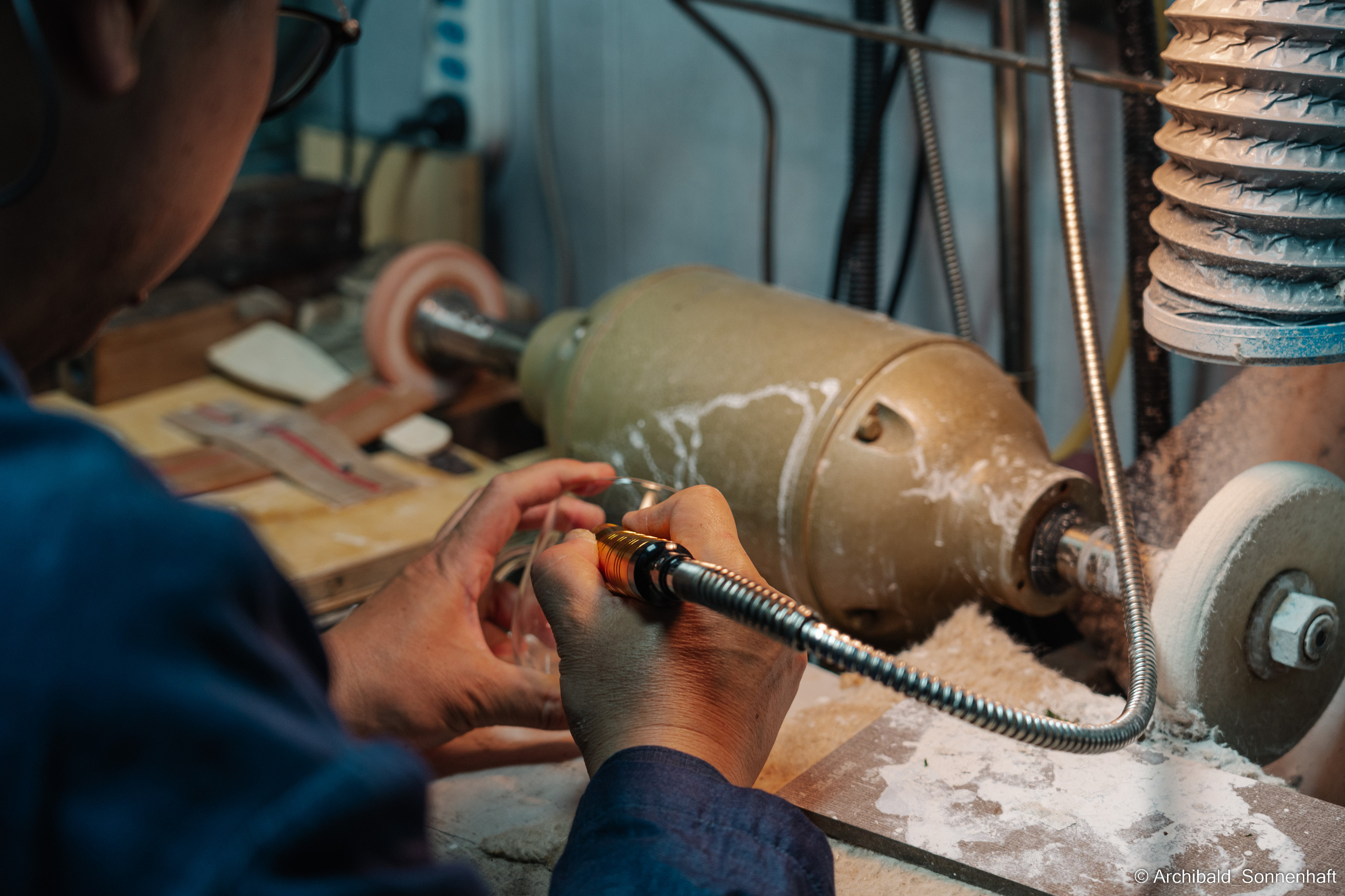 Master class on engraving on glass. Photographer in Guangzhou, China. Archibald Sonnenhaft